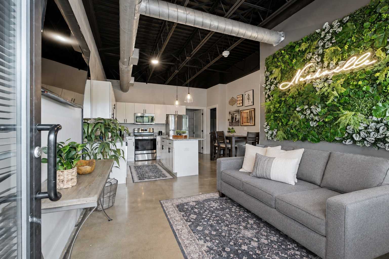 1BR Condo - King Bed - 10mins to Broadway