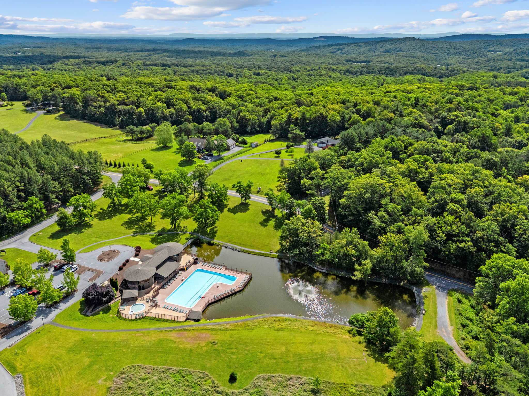 Cozy Cottage w Fireplace, FirePit & Resort Access