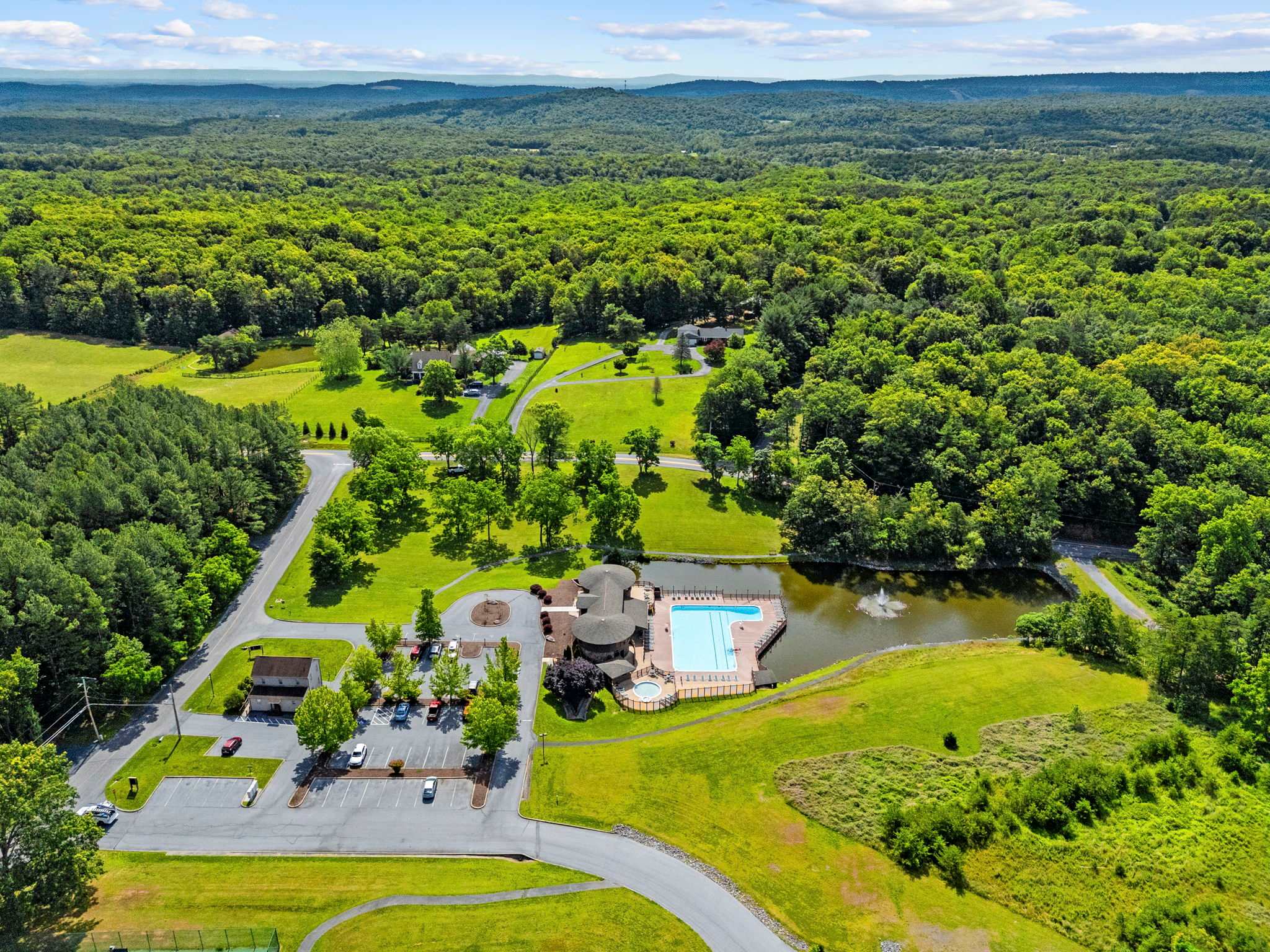 Cozy Cottage w Fireplace, FirePit & Resort Access