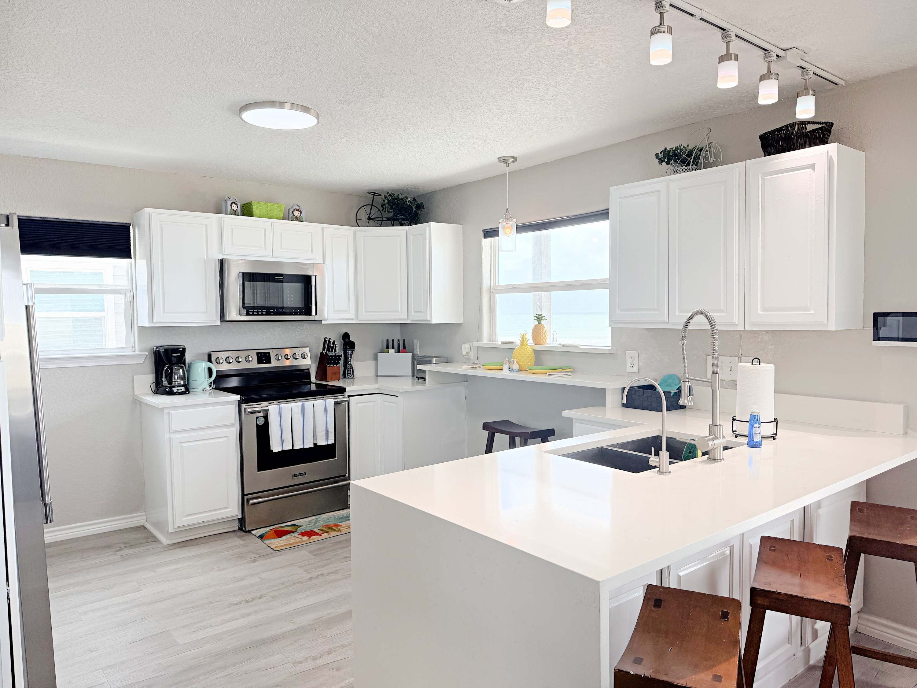 Seaside Haven Direct Beachfront by the Jetty 8