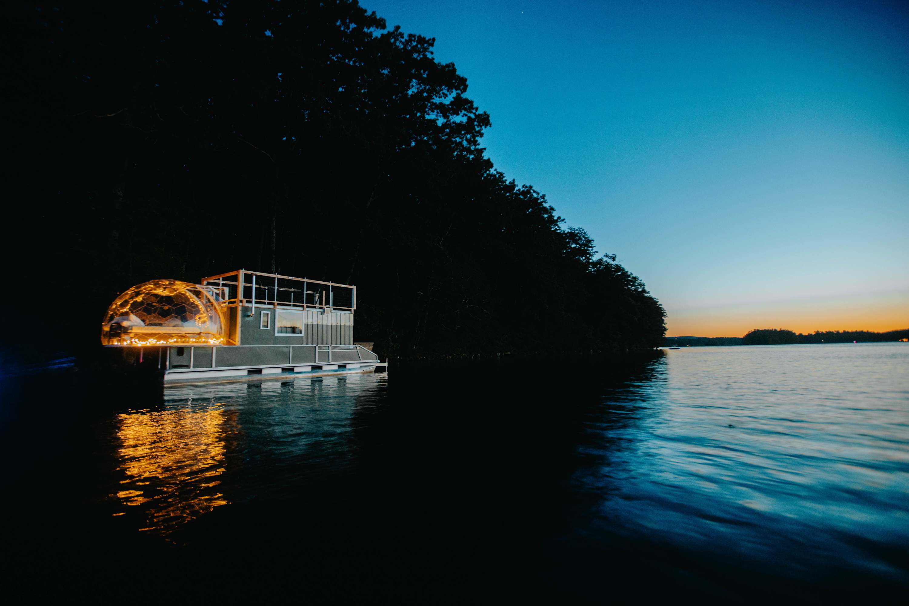The StarGazer - Sleep between the Lake and the Sky.