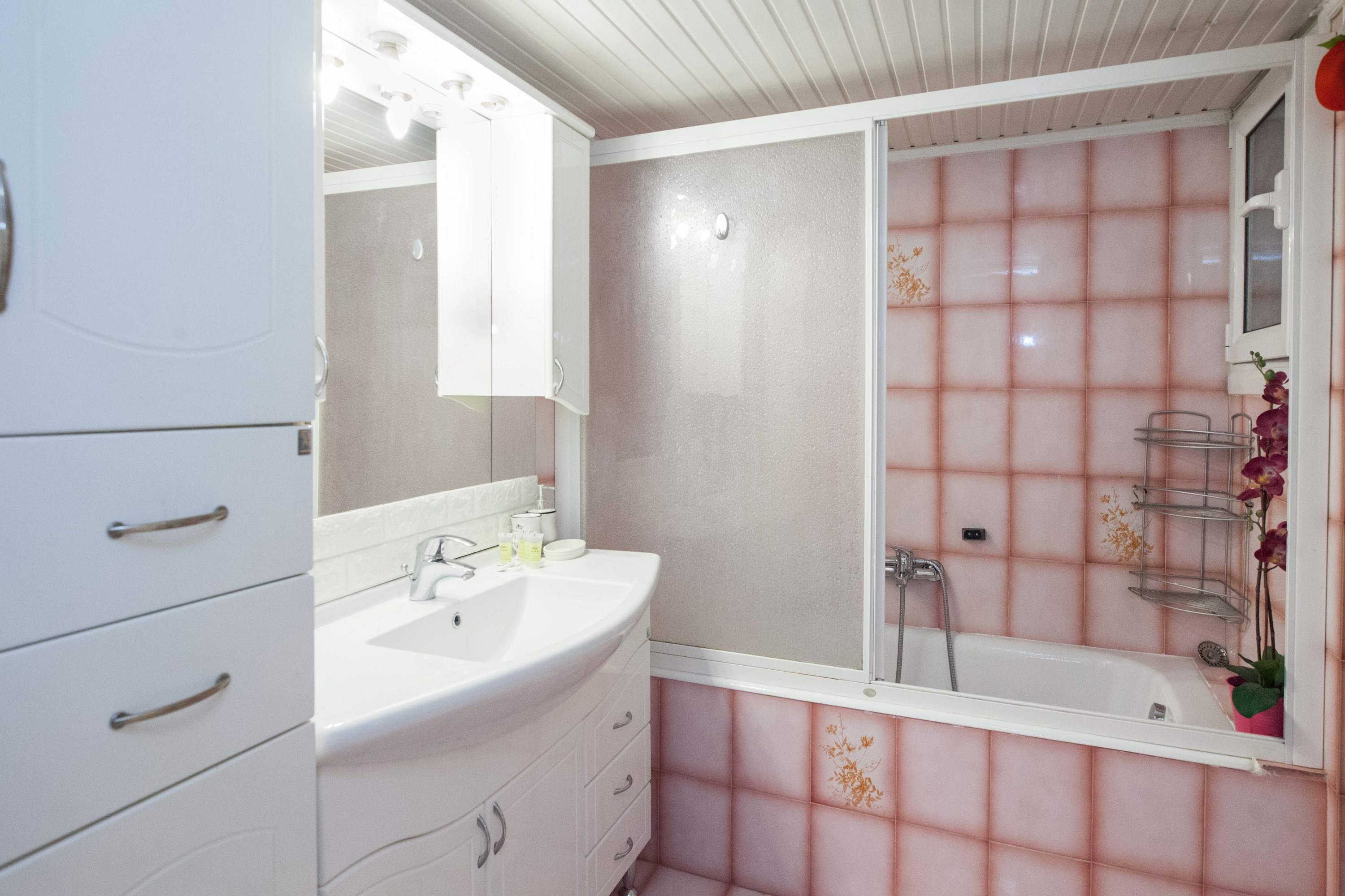 Elegant 2 Bd Apt with Balcony in Korydallos Square in Athens — photo 5
