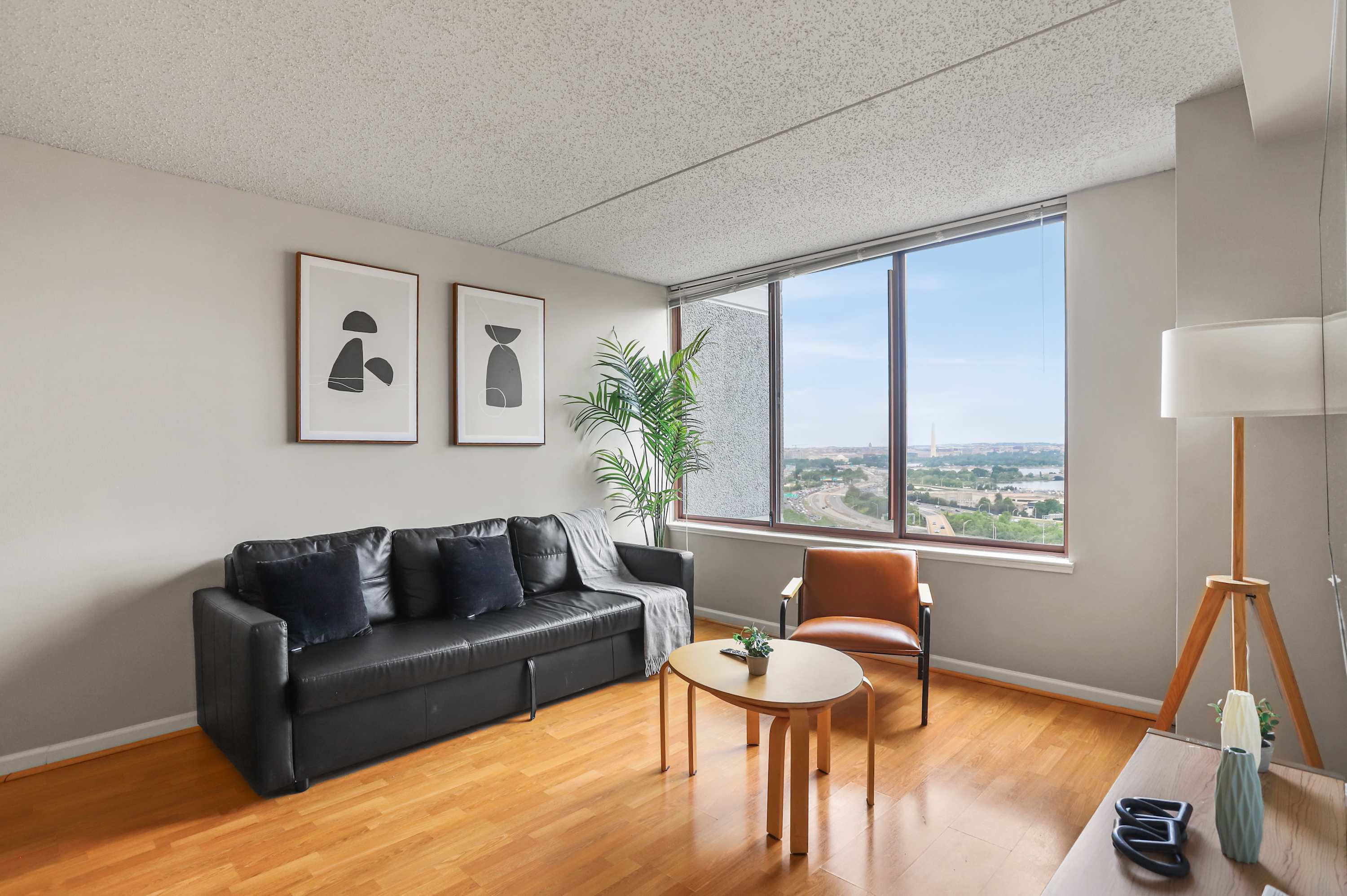 Stylish National Landing Apt | Indoor Pool & Metro - アーリントン, VA
