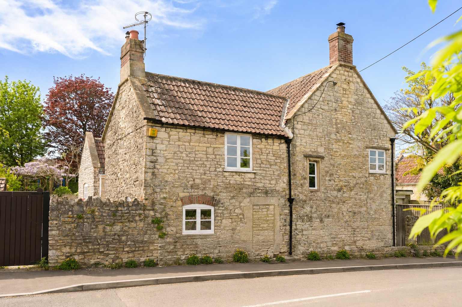 17th Century Home, Hot Tub, Garden & Parking