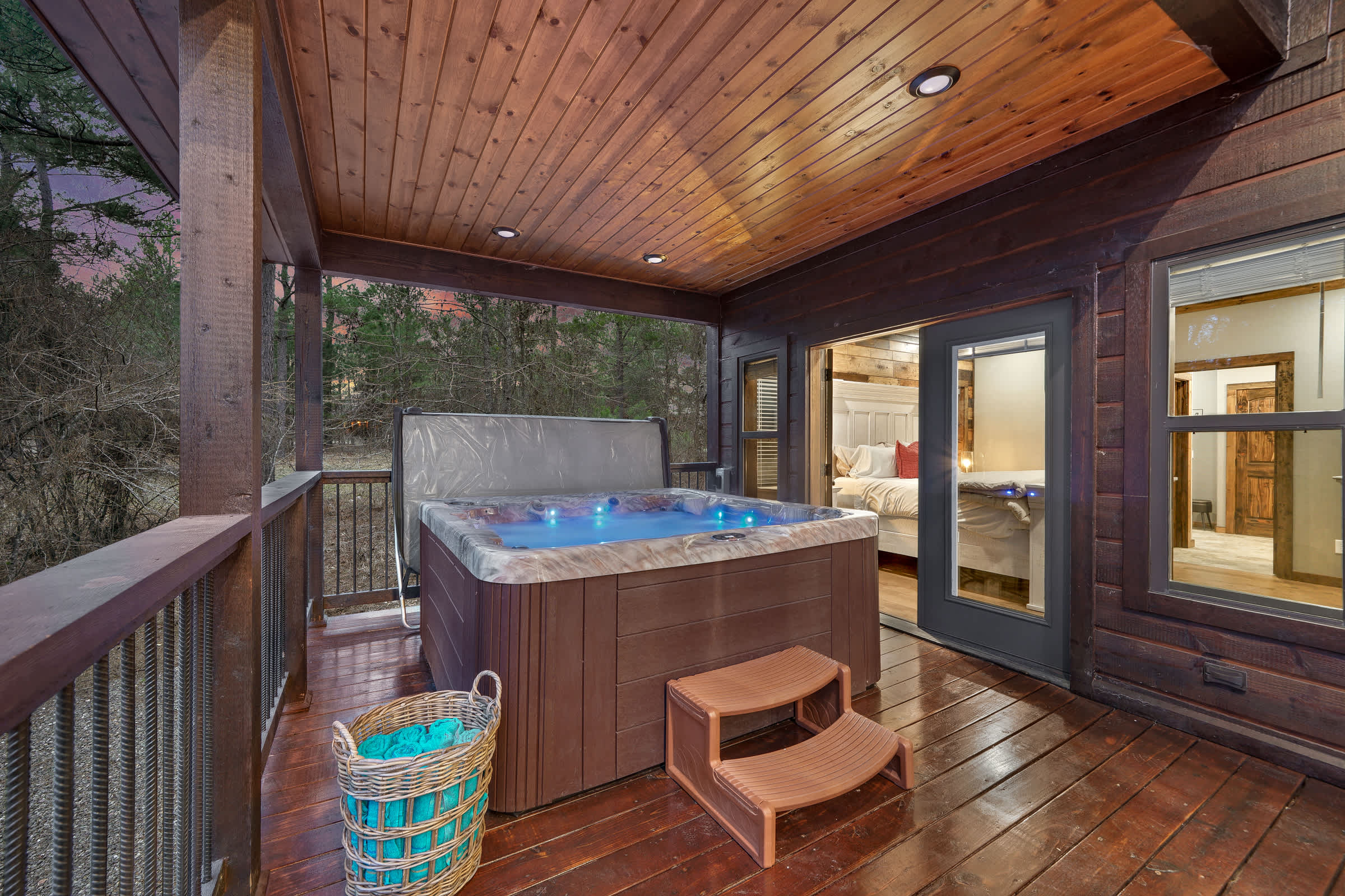 Sundance Lodge! Secluded! Hot Tub-Firepit-Playset!