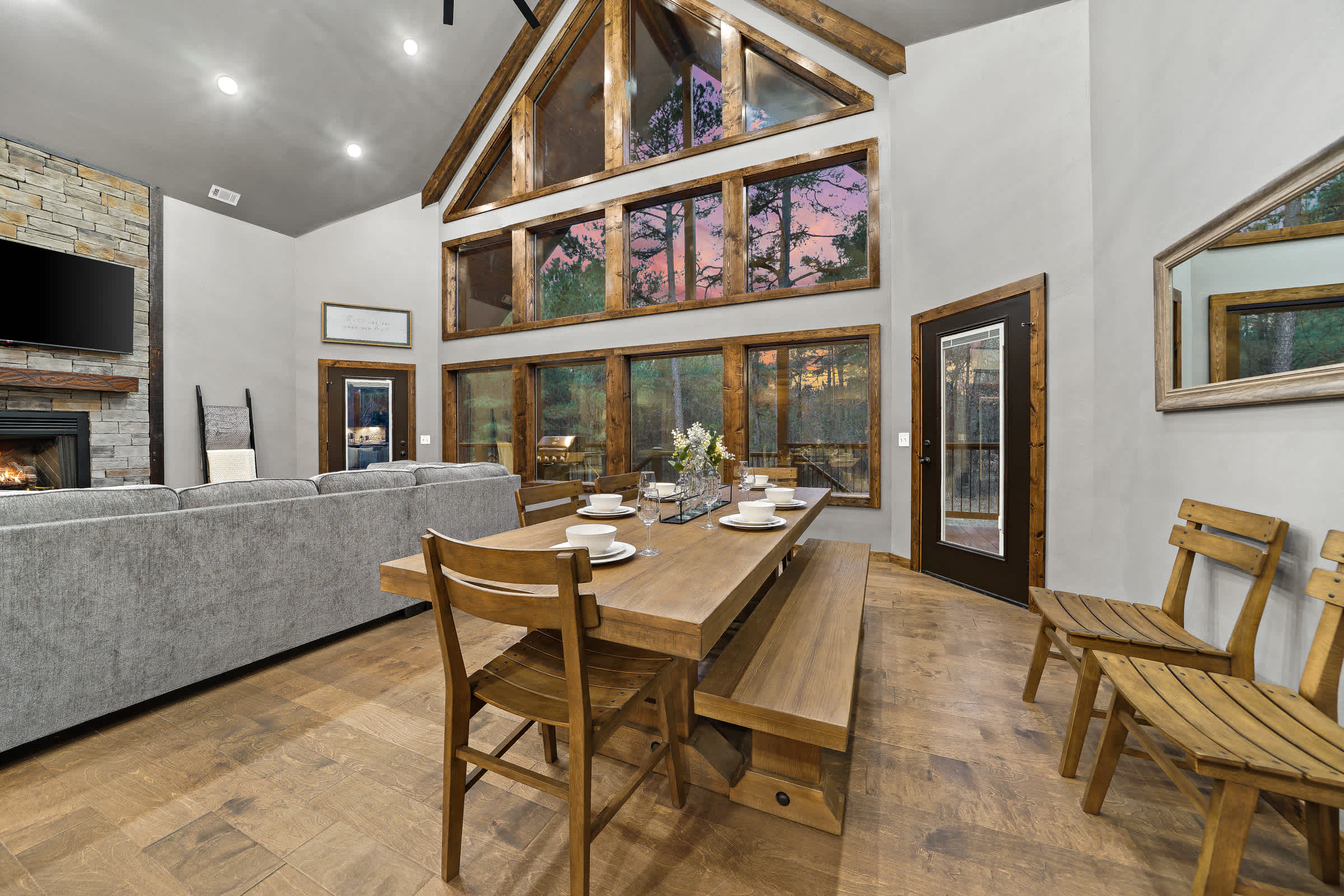 Sundance Lodge! Secluded! Hot Tub-Firepit-Playset!