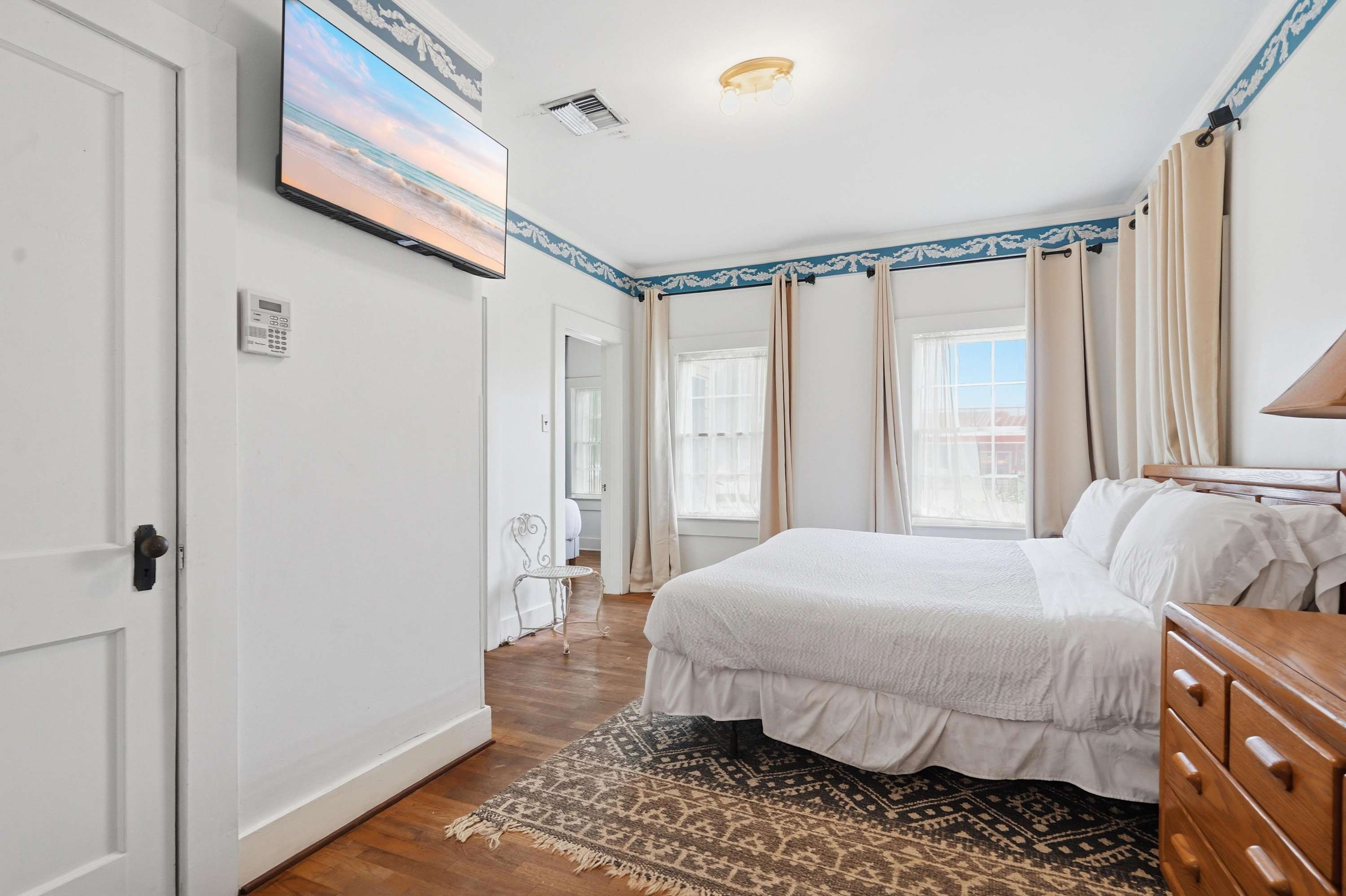 Home Away From Home-4 BR Lafayette Stay in the Heart of Town