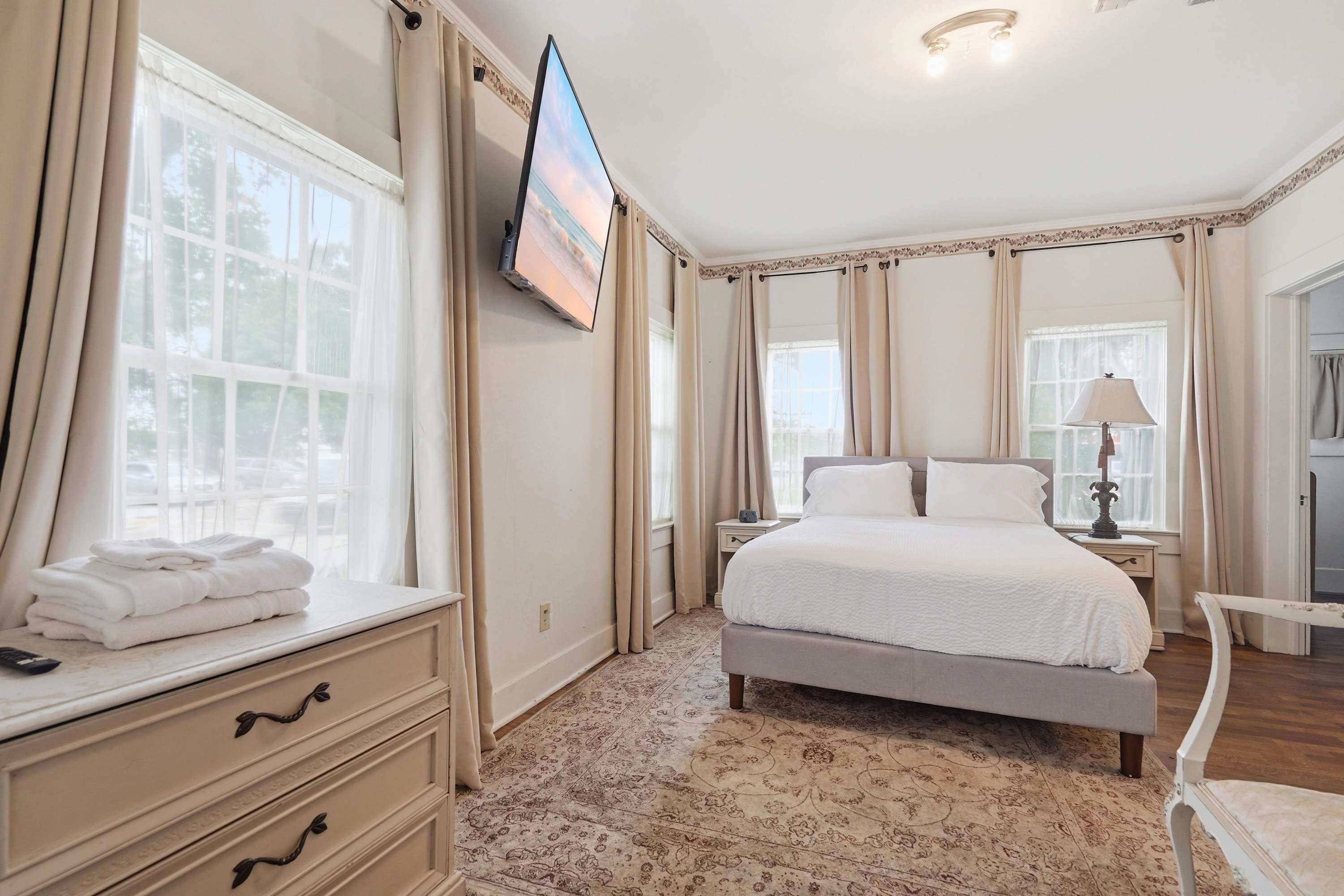 Home Away From Home-4 BR Lafayette Stay in the Heart of Town