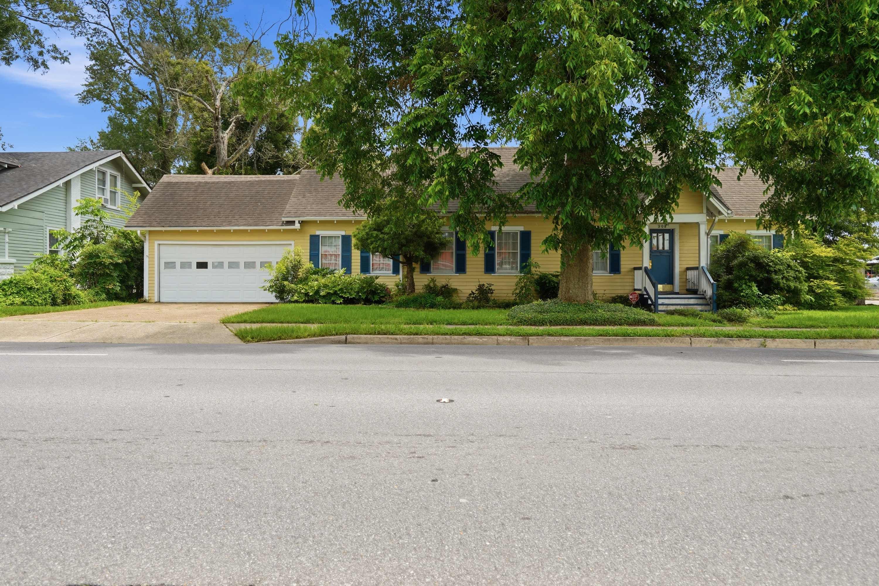 Home Away From Home-4 BR Lafayette Stay in the Heart of Town