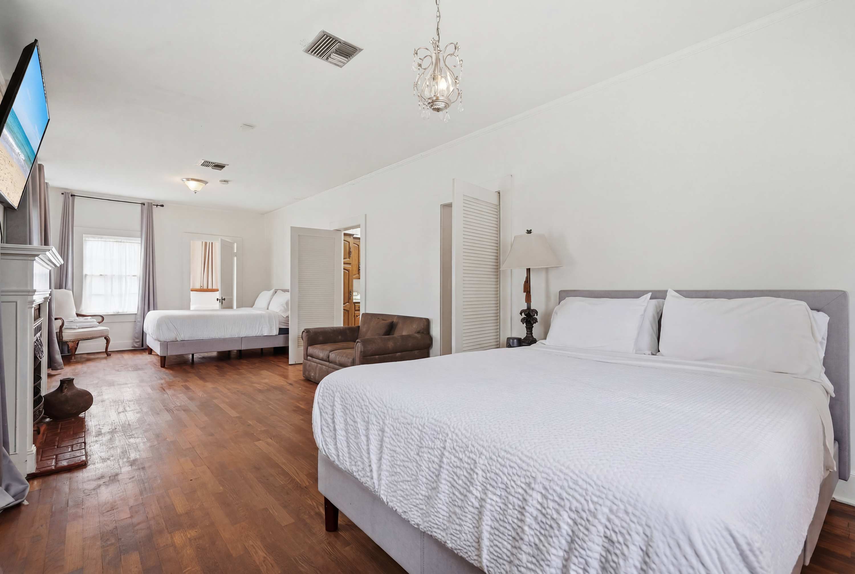Home Away From Home-4 BR Lafayette Stay in the Heart of Town