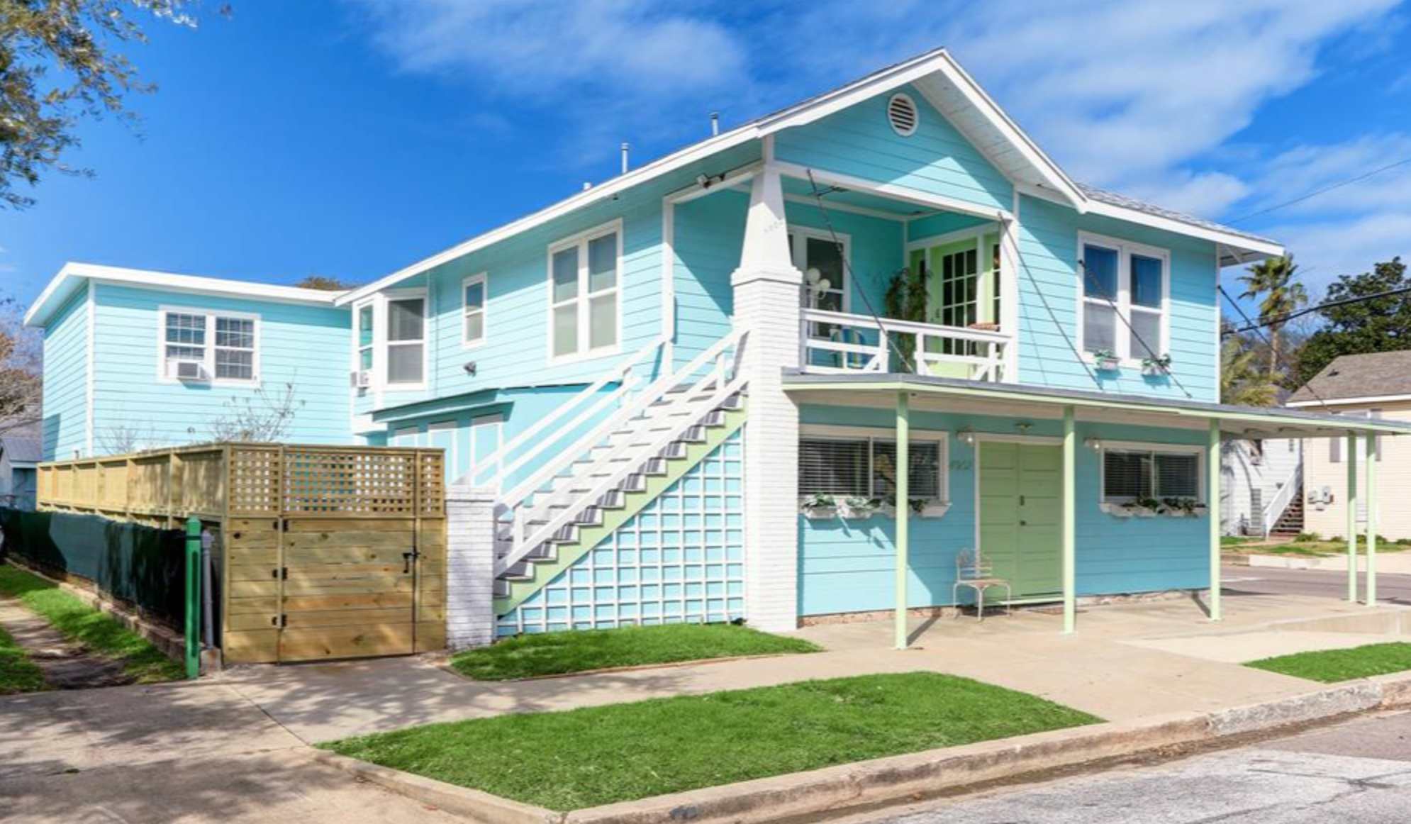 Blue Turtle Vintage Island Charm in Midtown