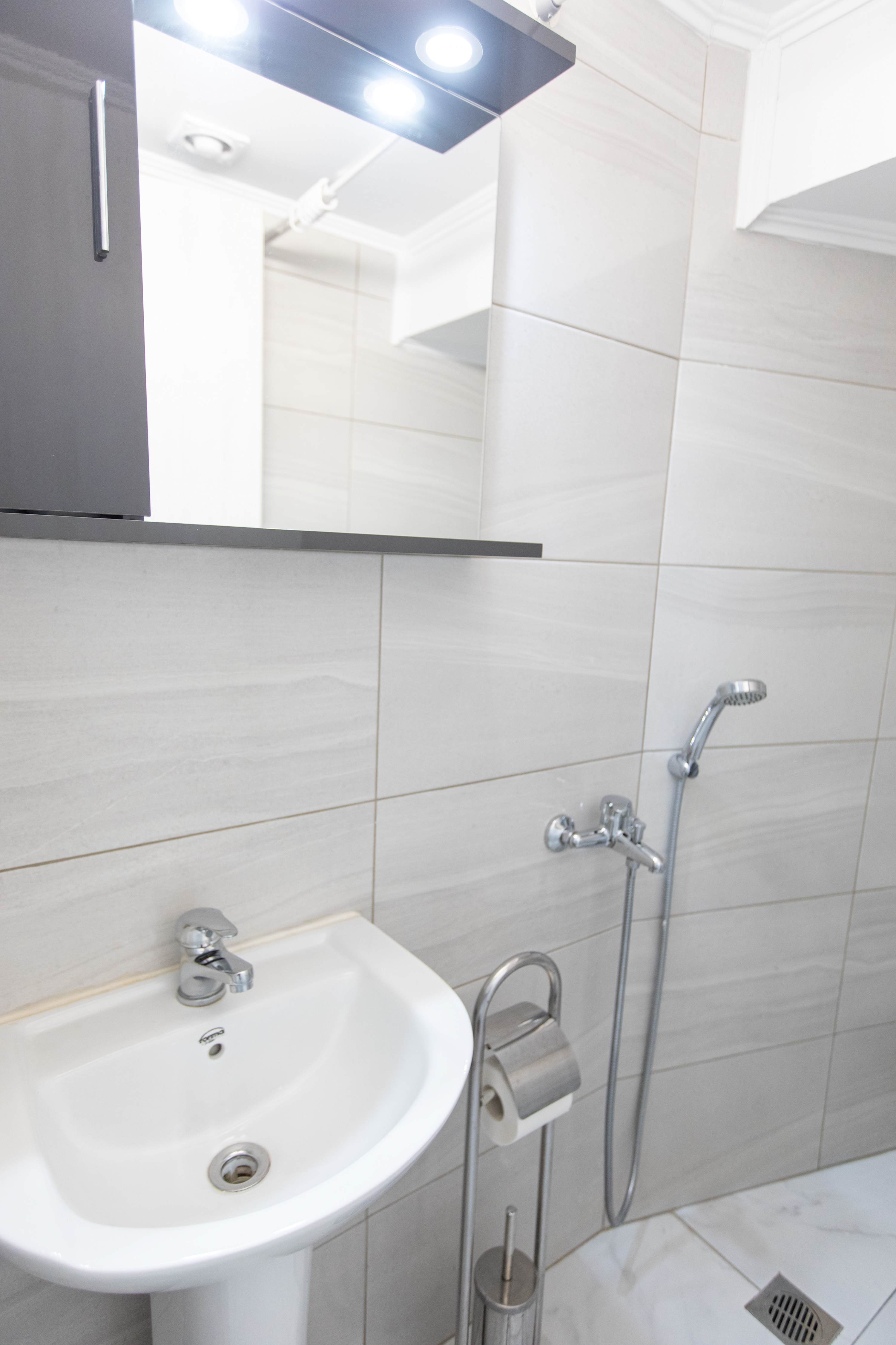 Bright New 1 Bd Apt with Balcony in Thessaloniki in Thessaloniki — photo 4