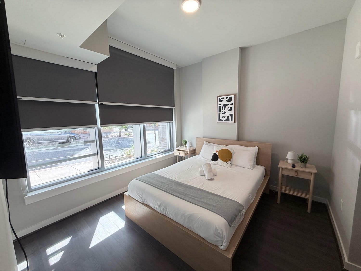Stylish Apt Near DC & Metro - Pool & Gym
