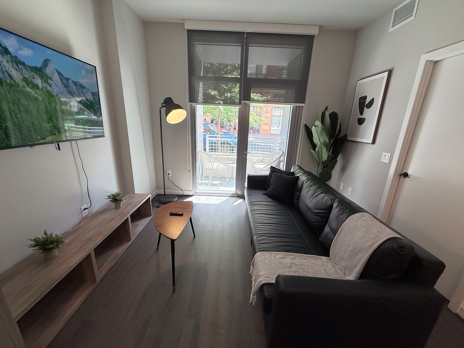 Stylish Apt Near DC & Metro - Pool & Gym