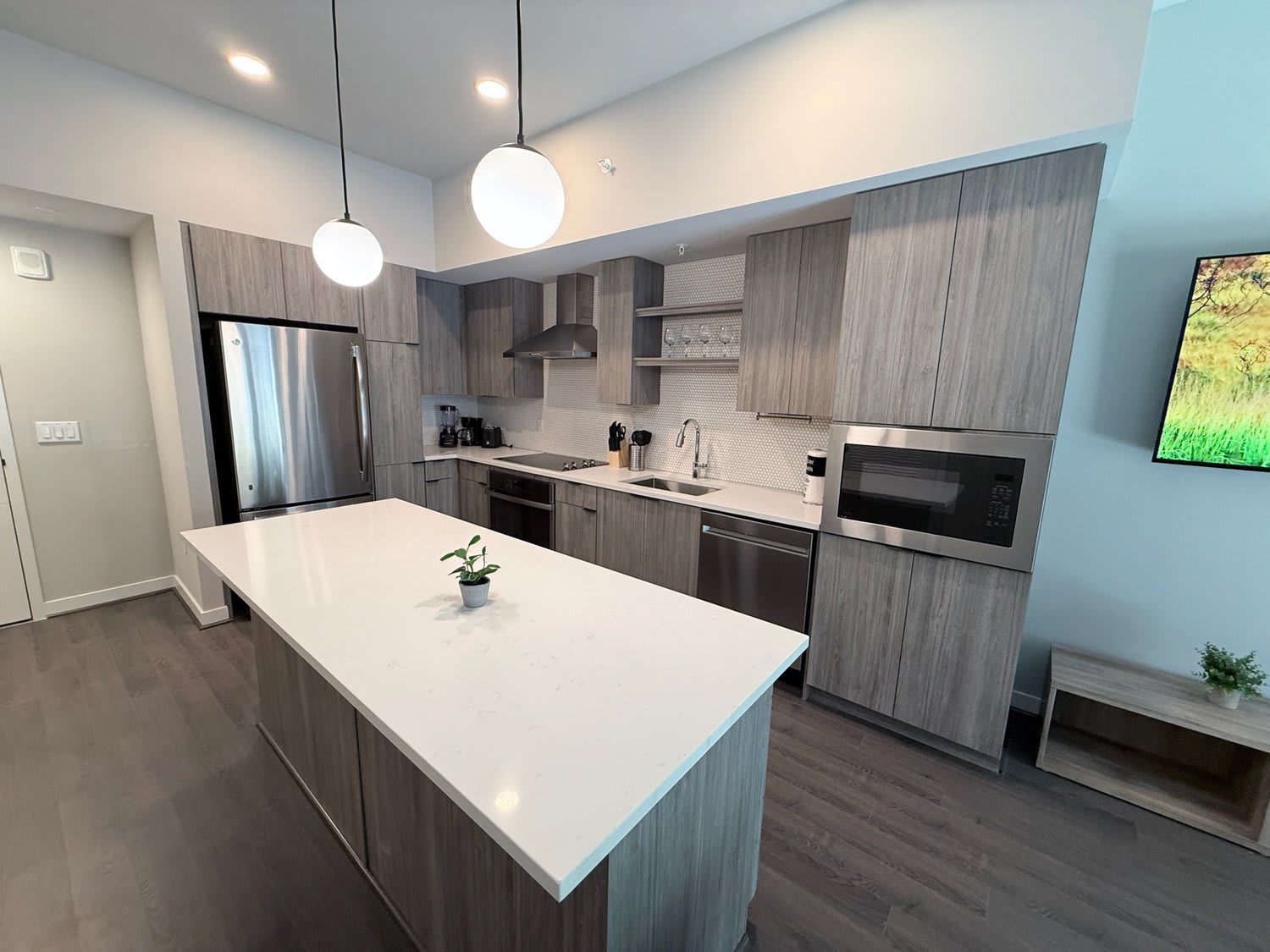 Stylish Apt Near DC & Metro - Pool & Gym