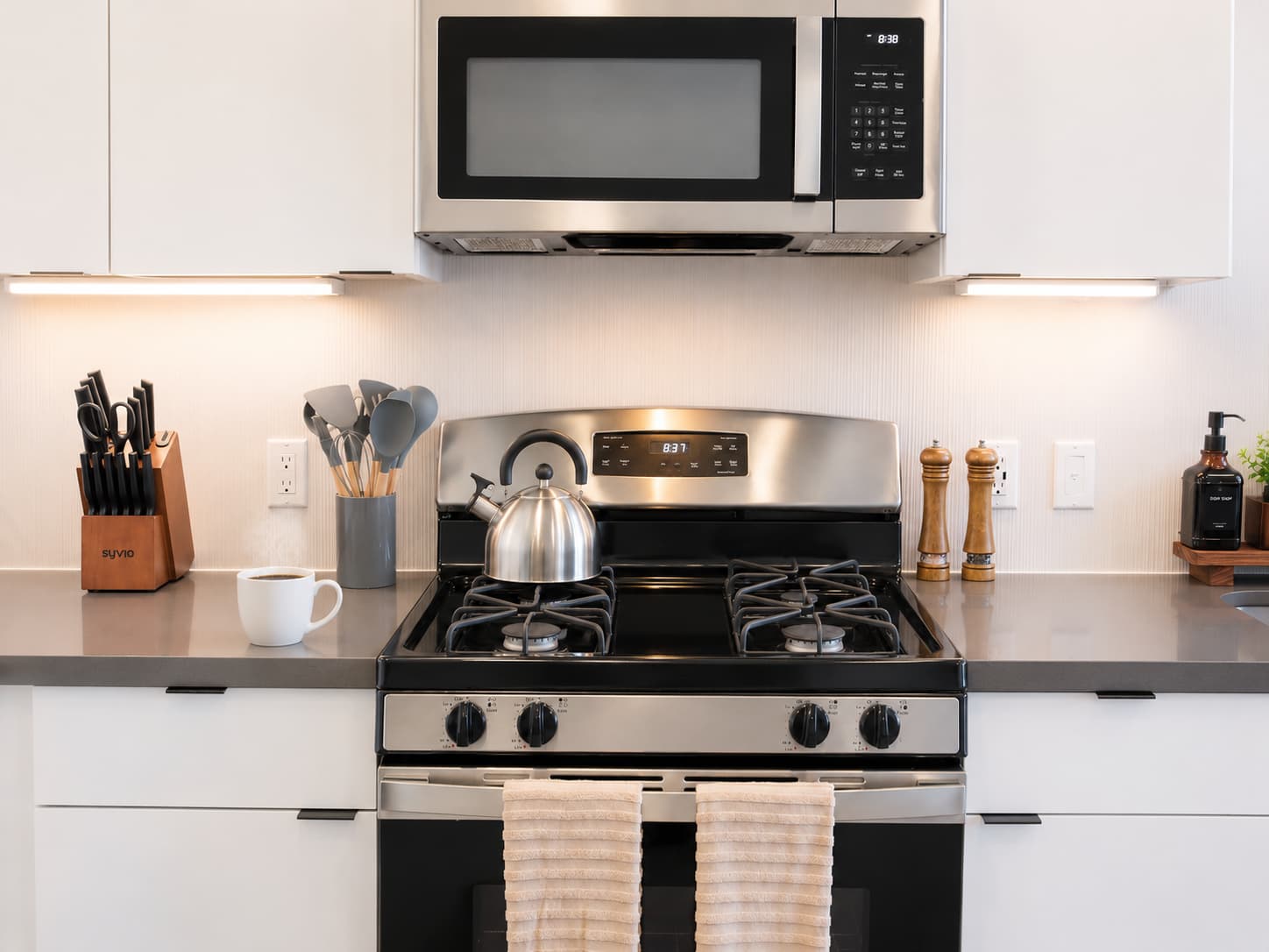 Stylish Apartment Near Disneyland w/ Pool & Gym