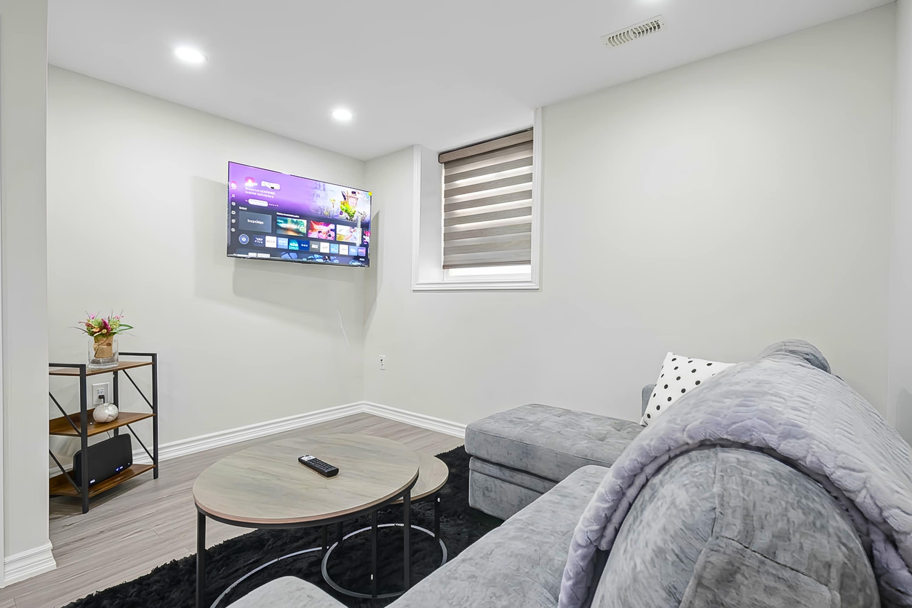Sofa bed and Smart TV in a modern space, ideal for relaxing and unwinding