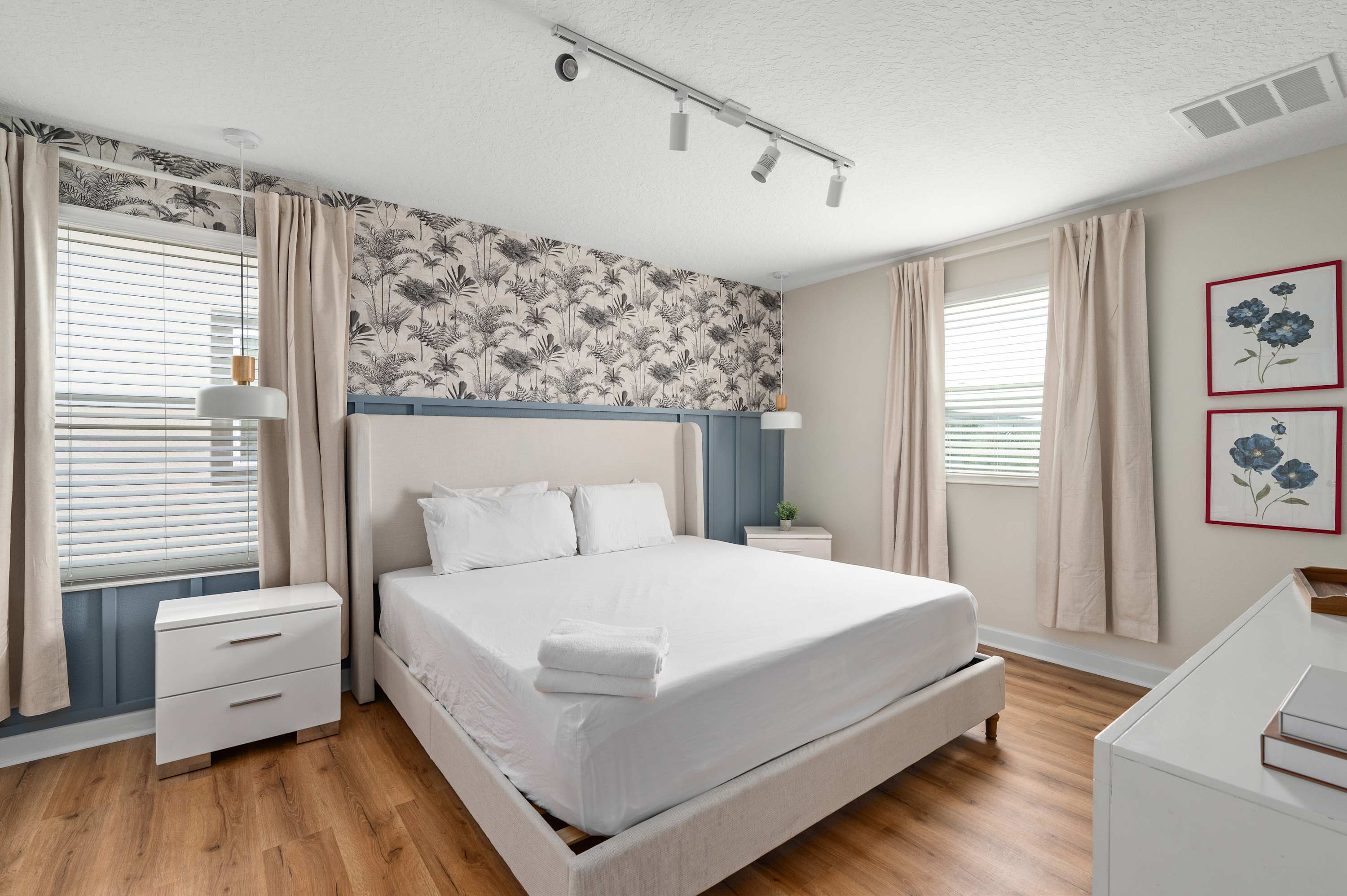 Large 7BR getaway near Disney w/ pool