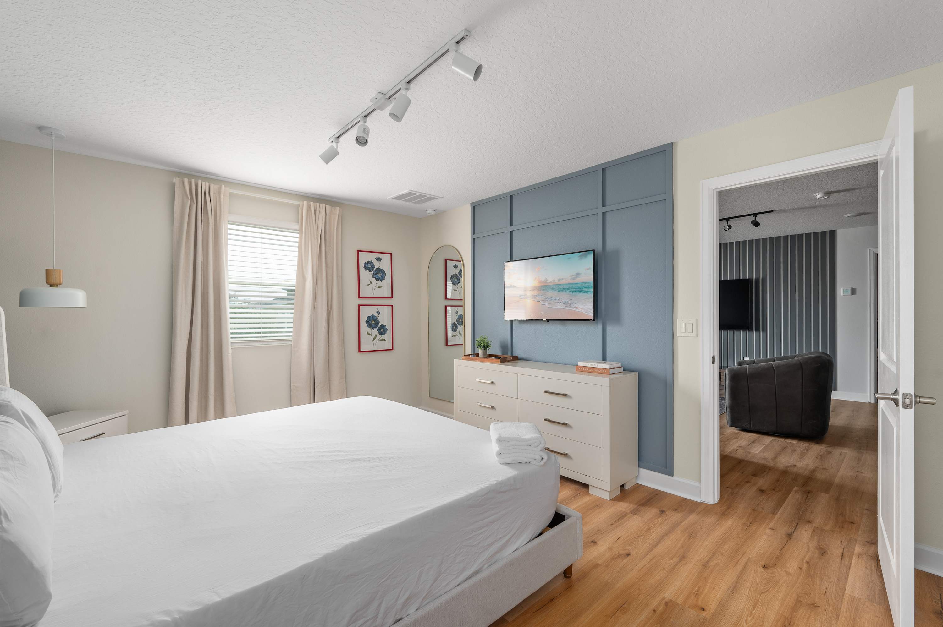 Large 7BR getaway near Disney w/ pool
