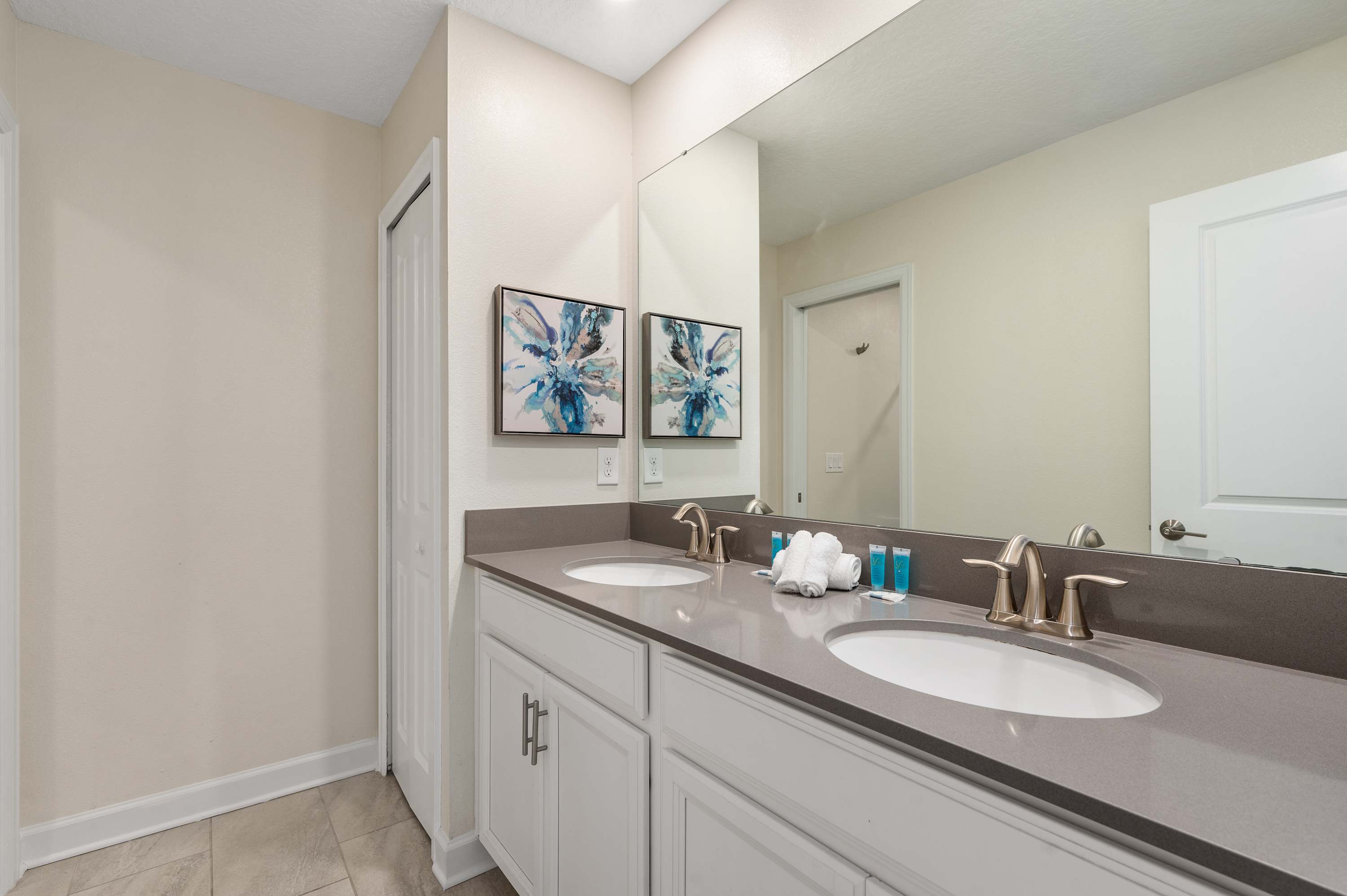 Large 7BR getaway near Disney w/ pool