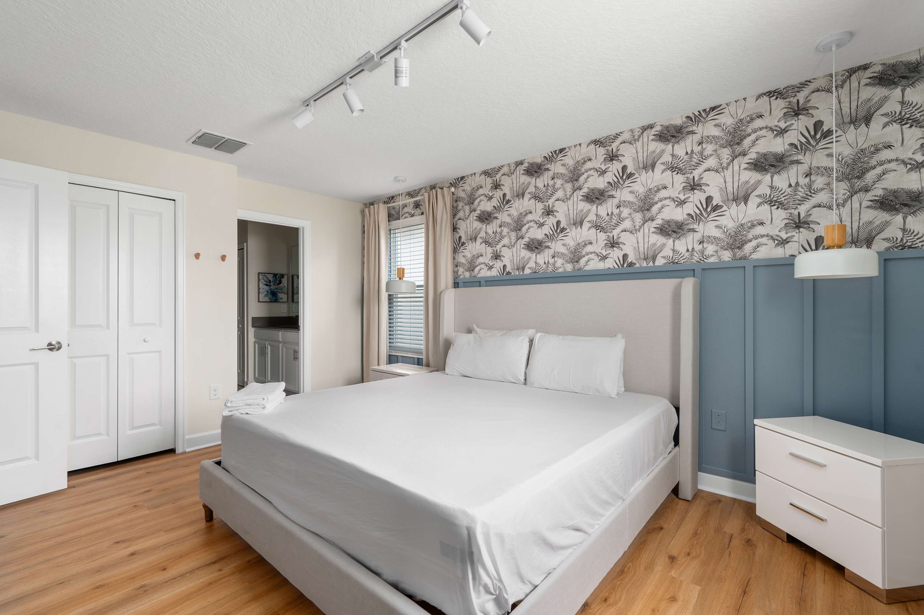Large 7BR getaway near Disney w/ pool