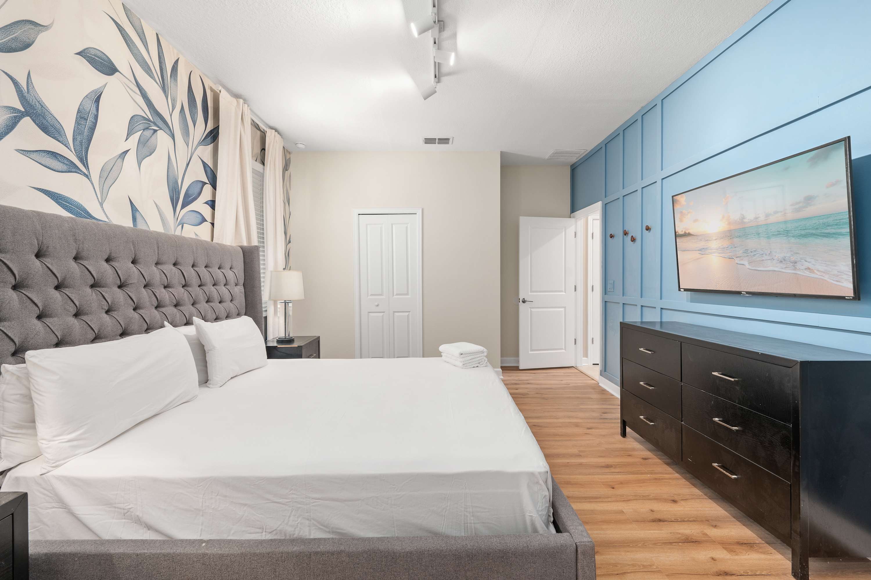 Large 7BR getaway near Disney w/ pool