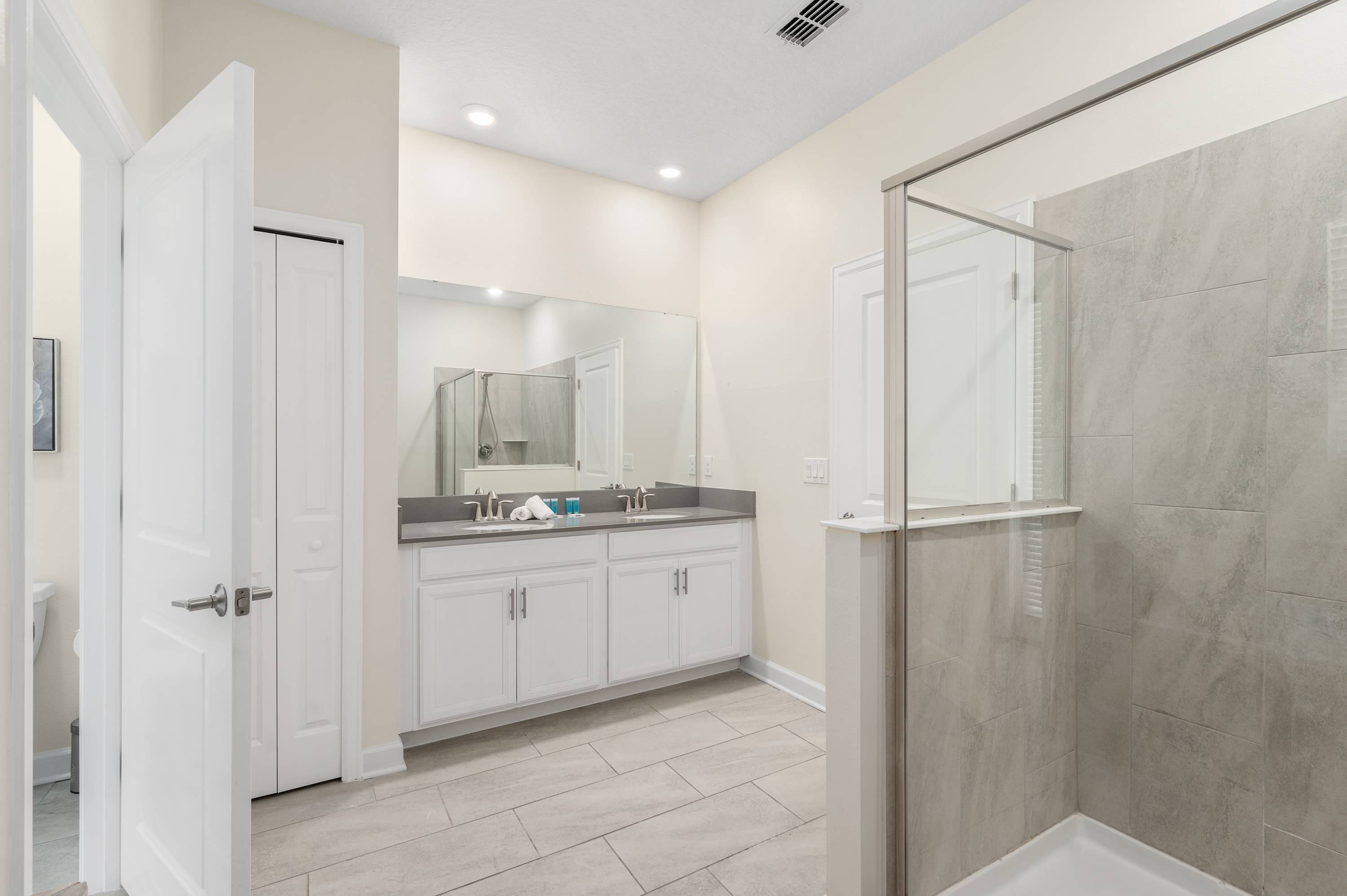 Large 7BR getaway near Disney w/ pool