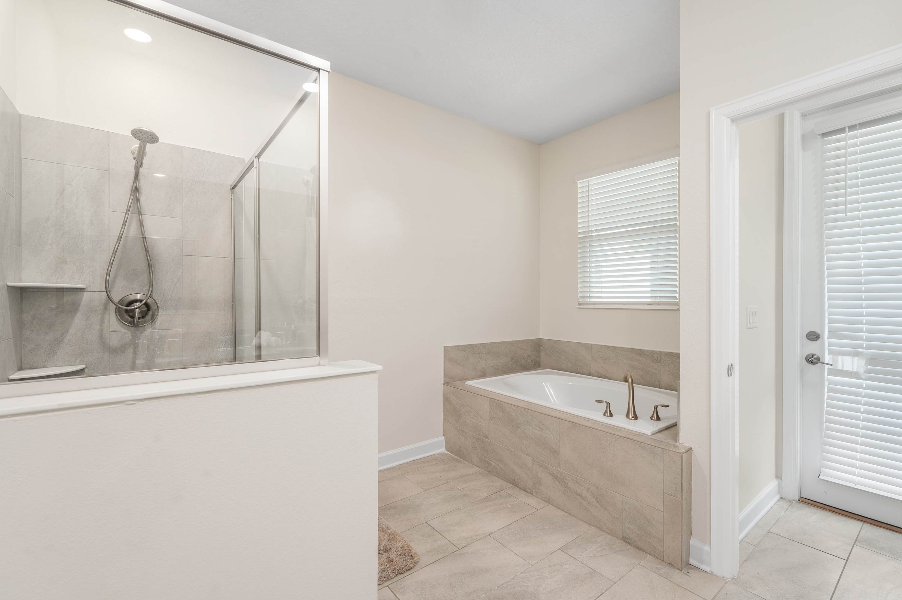 Large 7BR getaway near Disney w/ pool