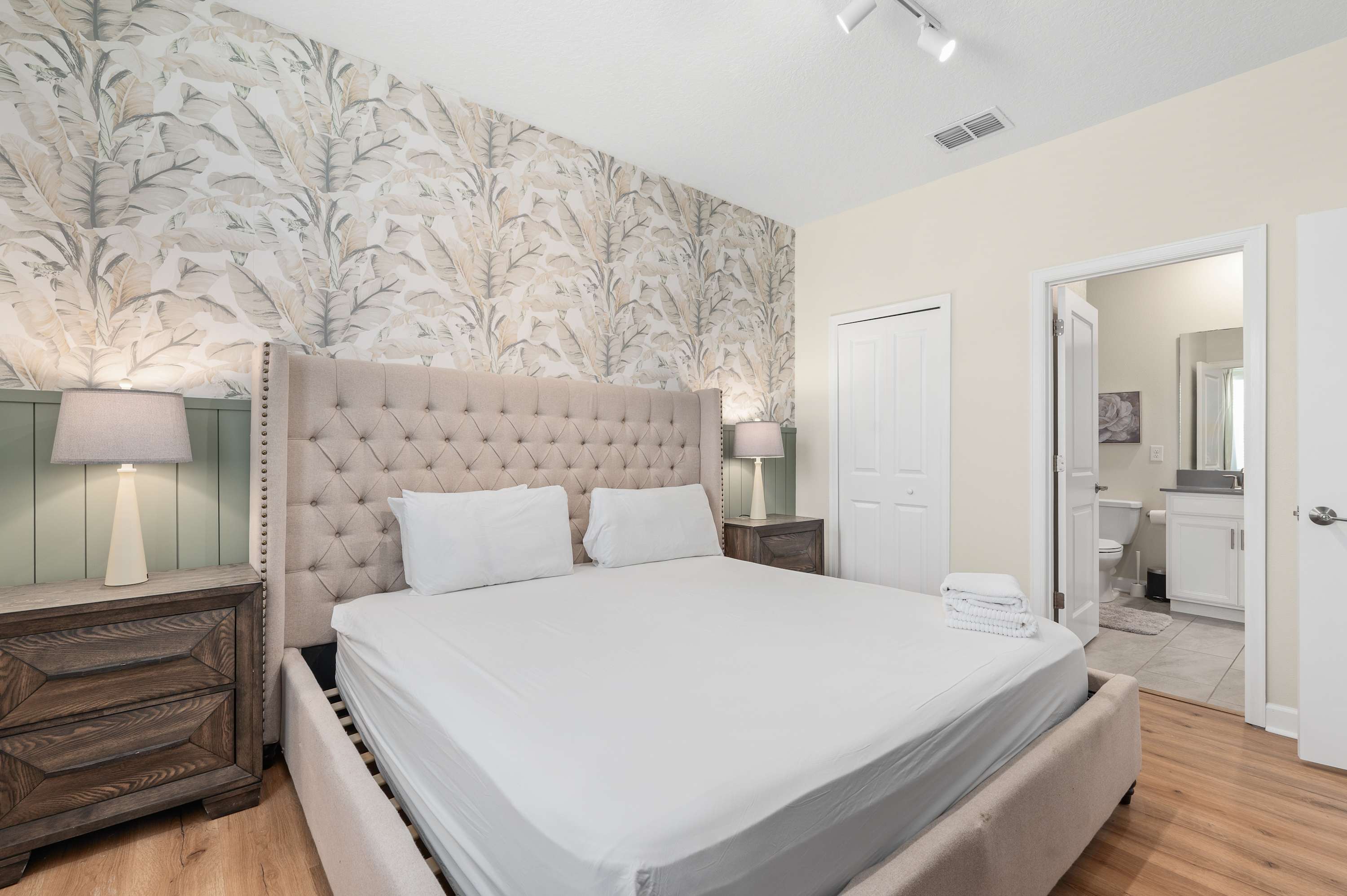 Large 7BR getaway near Disney w/ pool