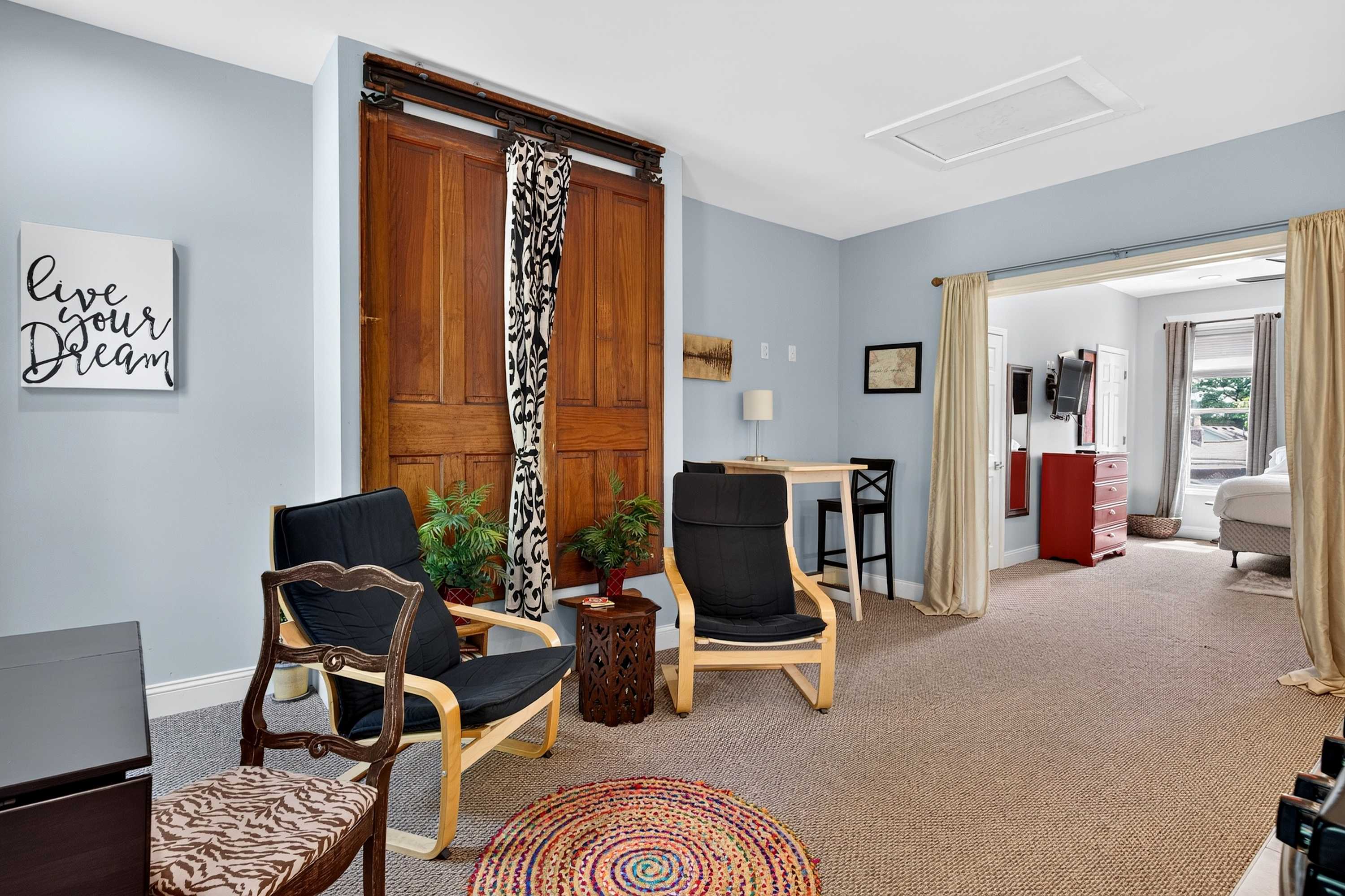Cozy studio near music hall, food stops and shops!