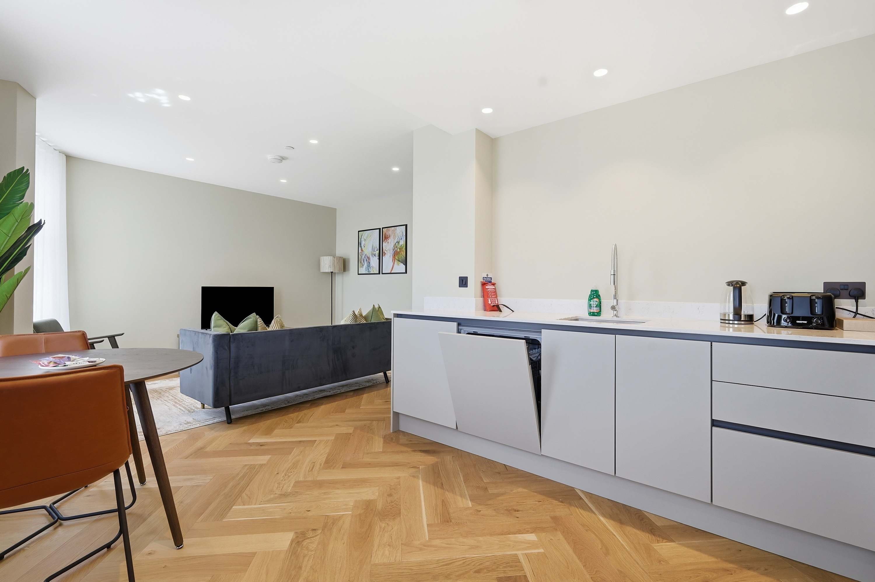 Cheyne Olivera l Luxury Chelsea Retreat with Thames View