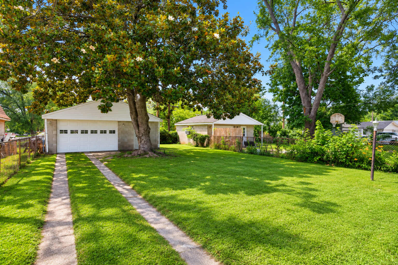 Grand Louisville estate near Historic Churchill!