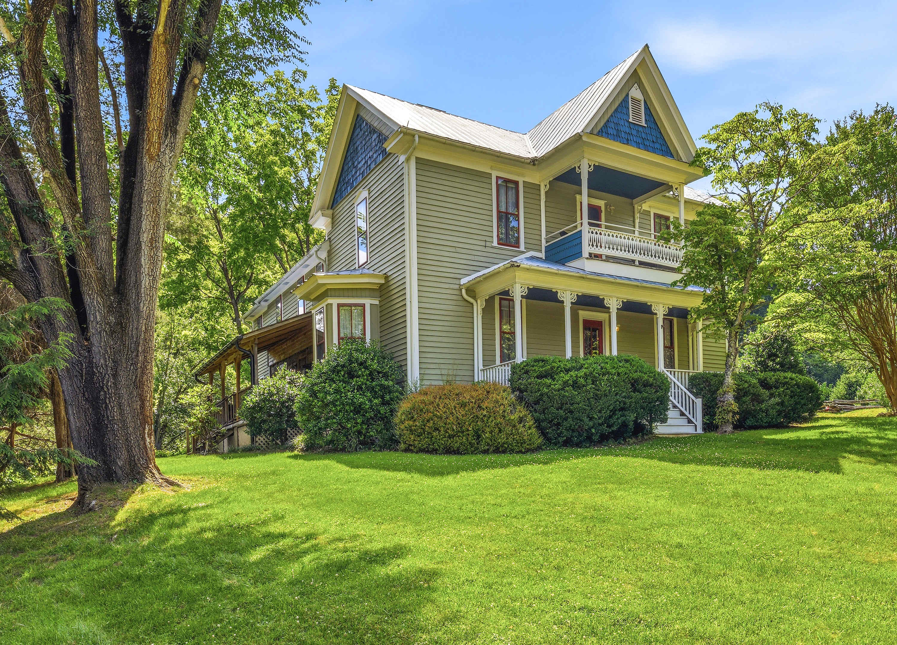 Luxury Farmhouse, creek, dog-friendly, gas fireplace, firepit, BBQ, cable, porch, swing