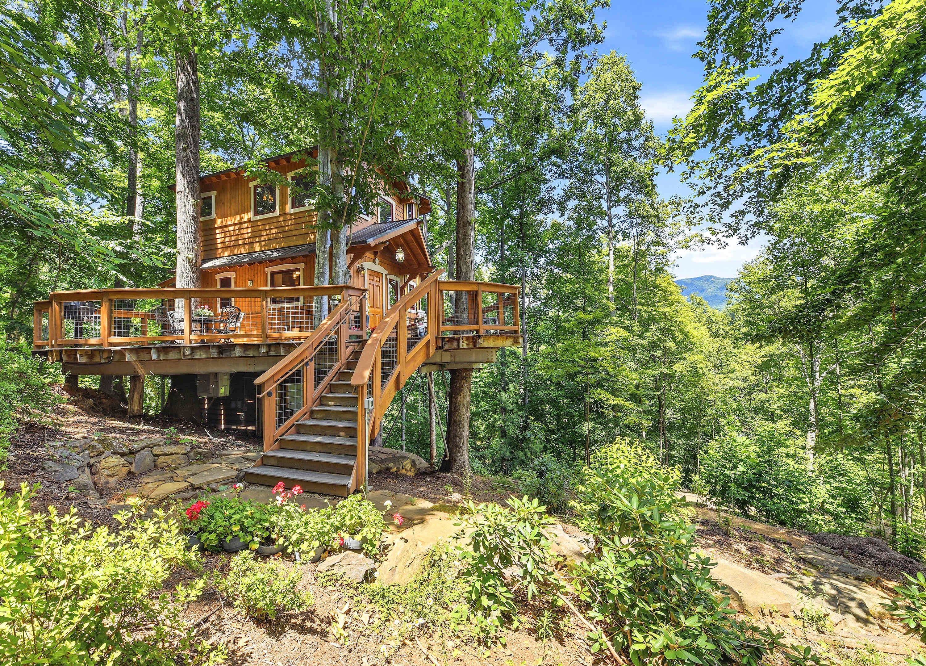 Luxury Treehouse, gas fireplace, BBQ, firepit, outdoor dining, shared creek access