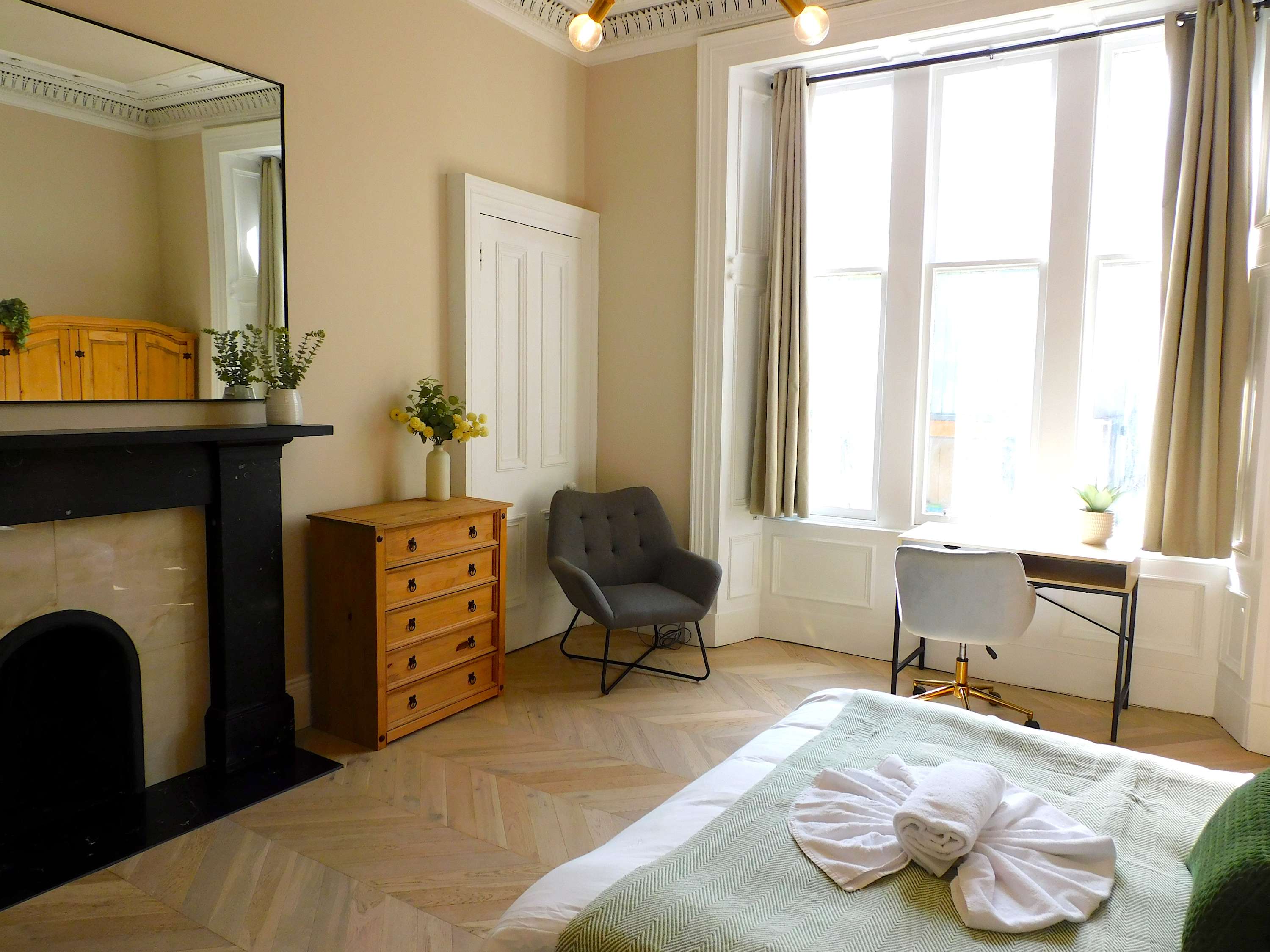 Elegant West End Apartment, Sleeps 8, Near UofG & Kelvinbridge