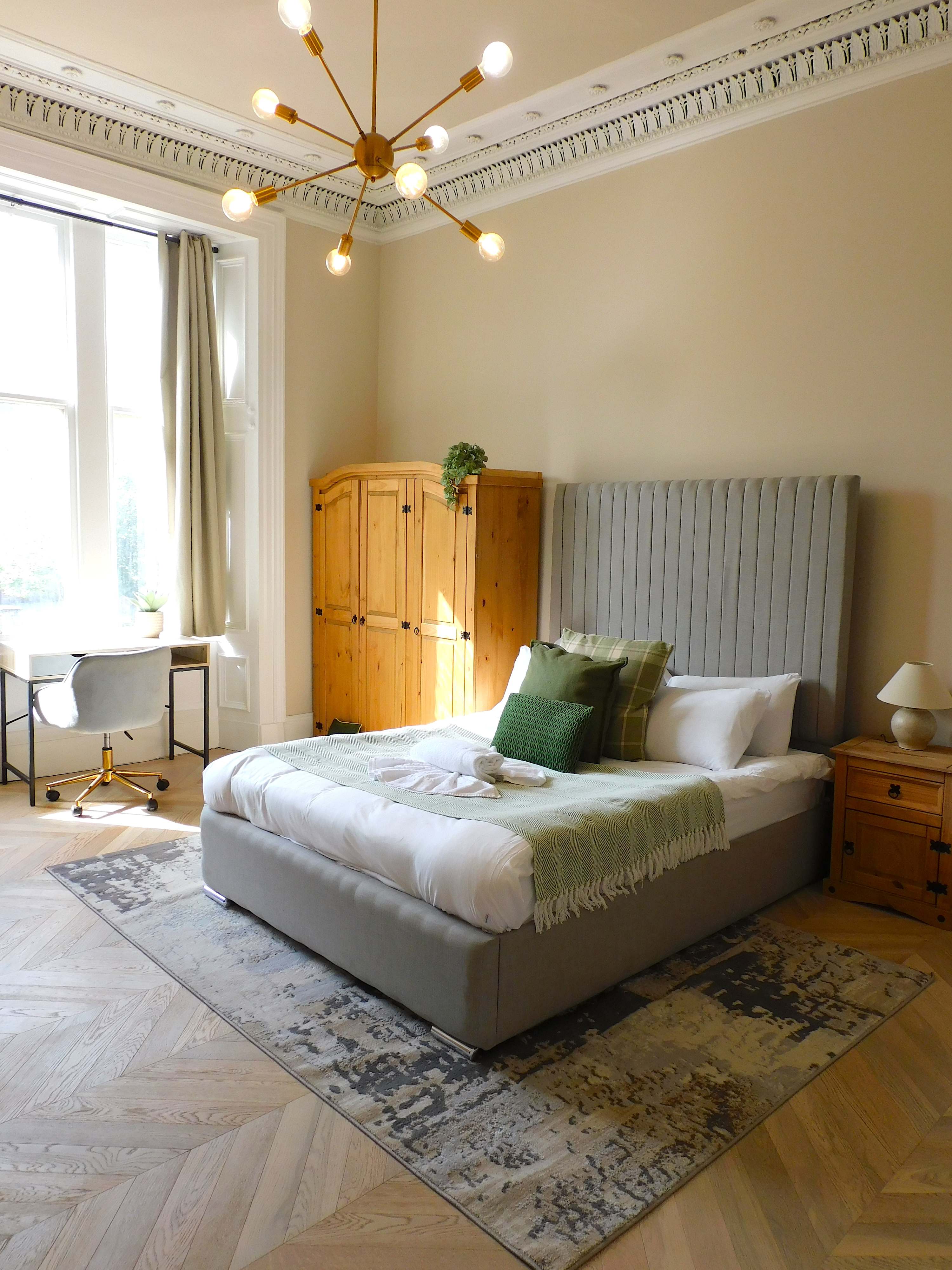 Elegant West End Apartment, Sleeps 8, Near UofG & Kelvinbridge