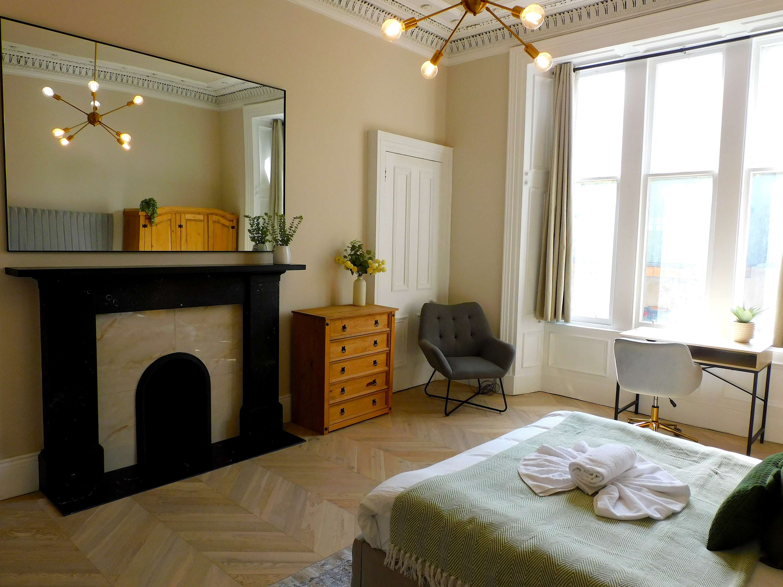 Elegant West End Apartment, Sleeps 8, Near UofG & Kelvinbridge