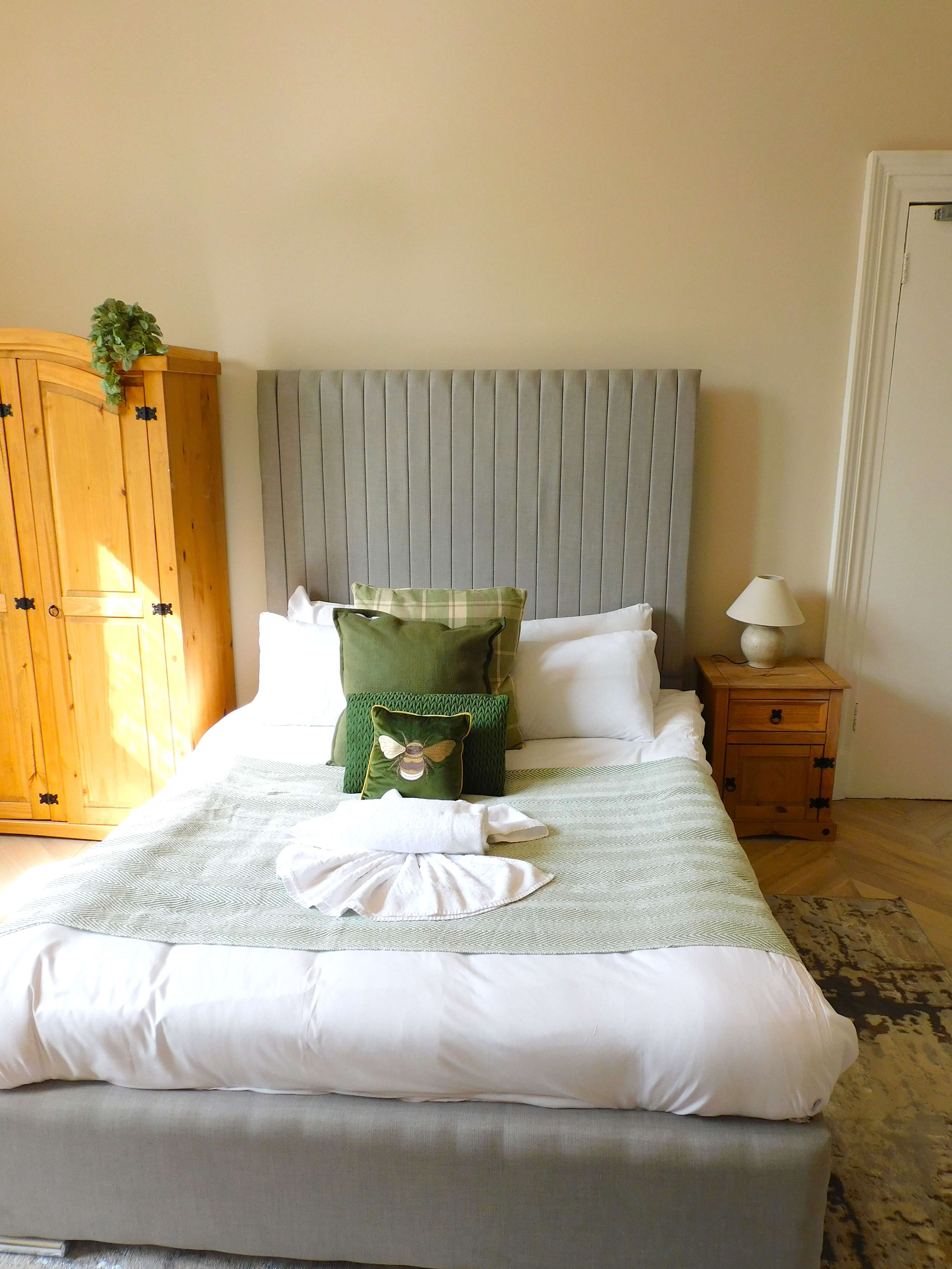 Elegant West End Apartment, Sleeps 8, Near UofG & Kelvinbridge