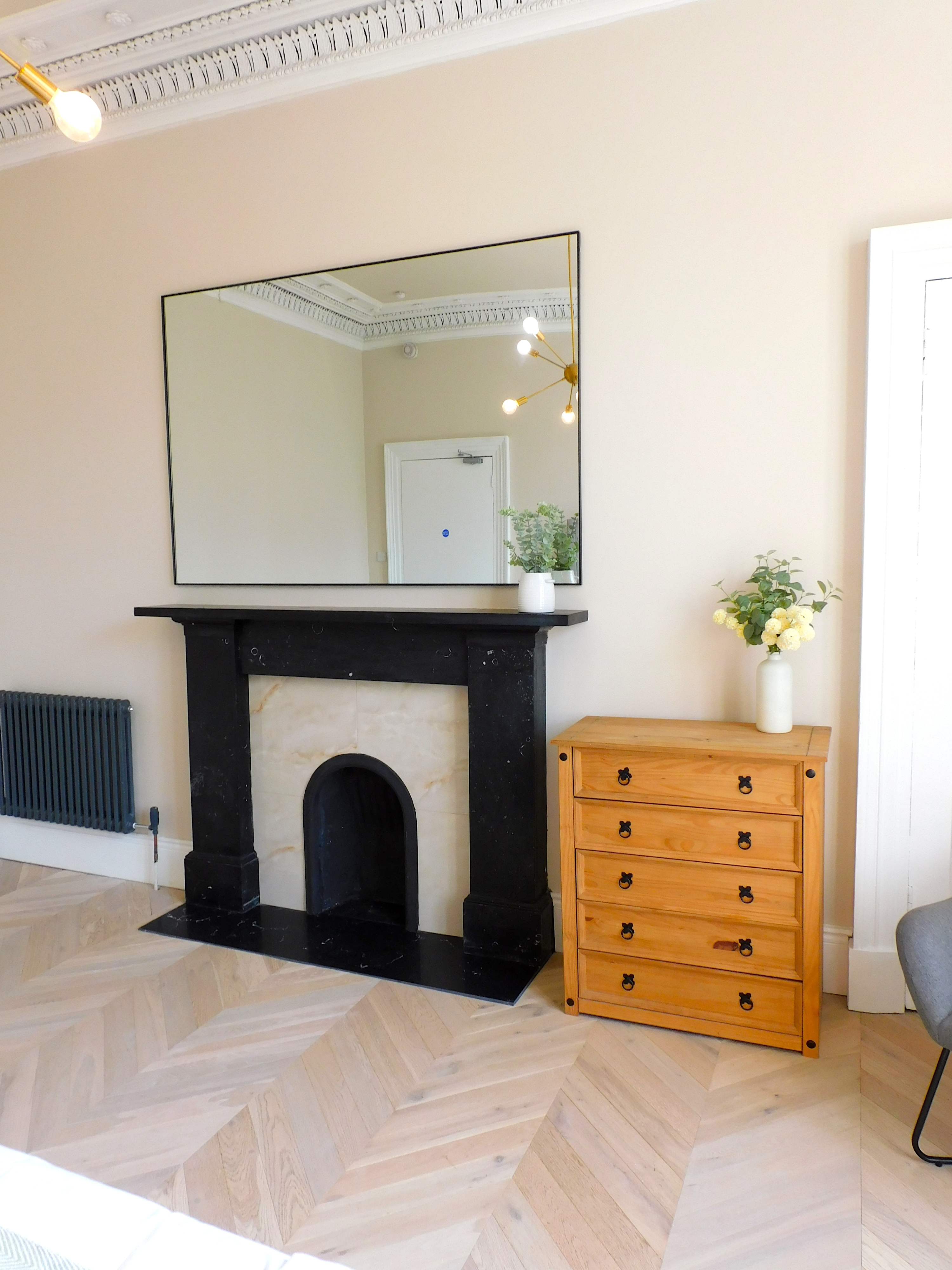 Elegant West End Apartment, Sleeps 8, Near UofG & Kelvinbridge