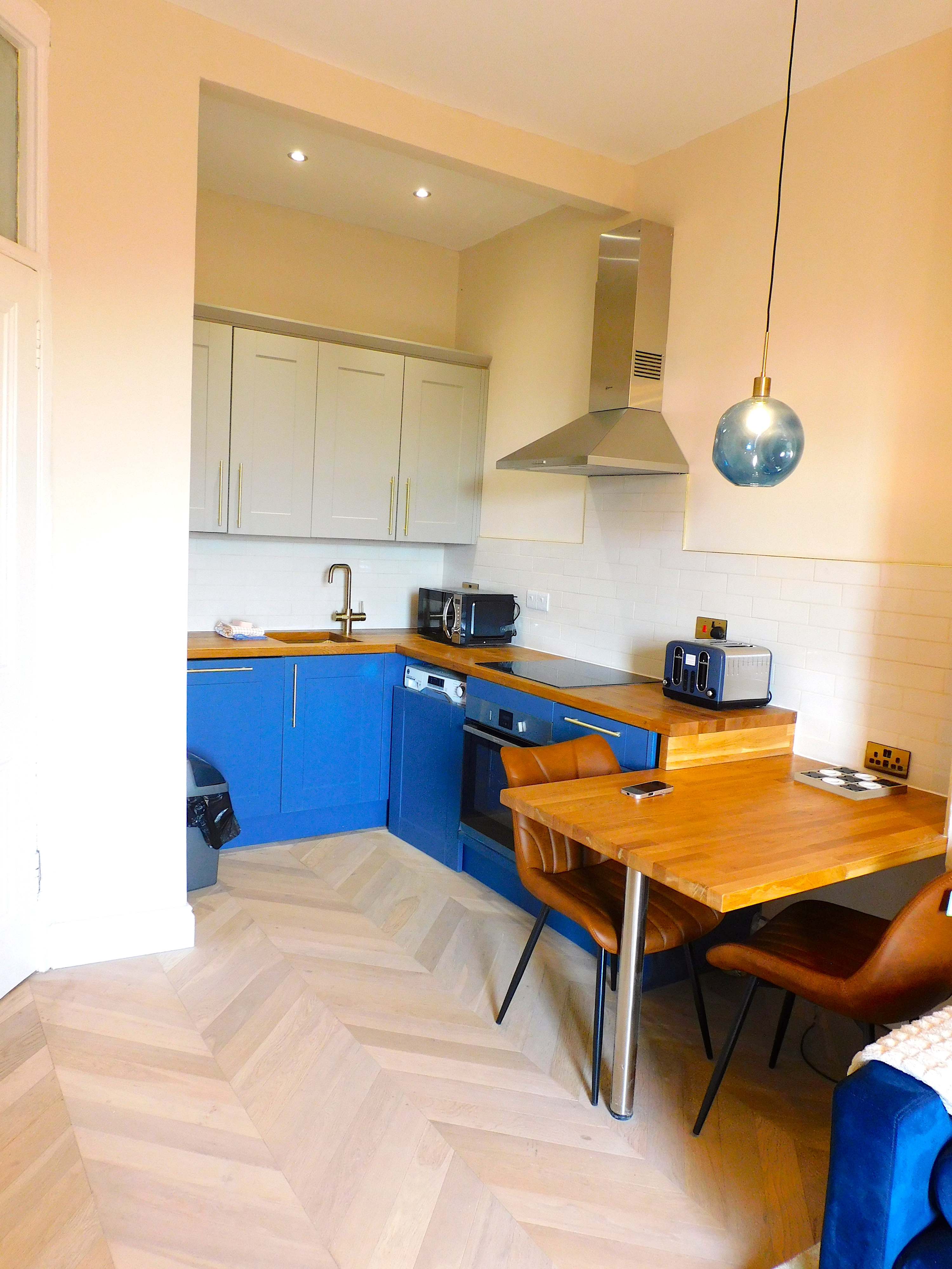 Stylish West End Apartment, Newly Refurbished, Sleeps 4