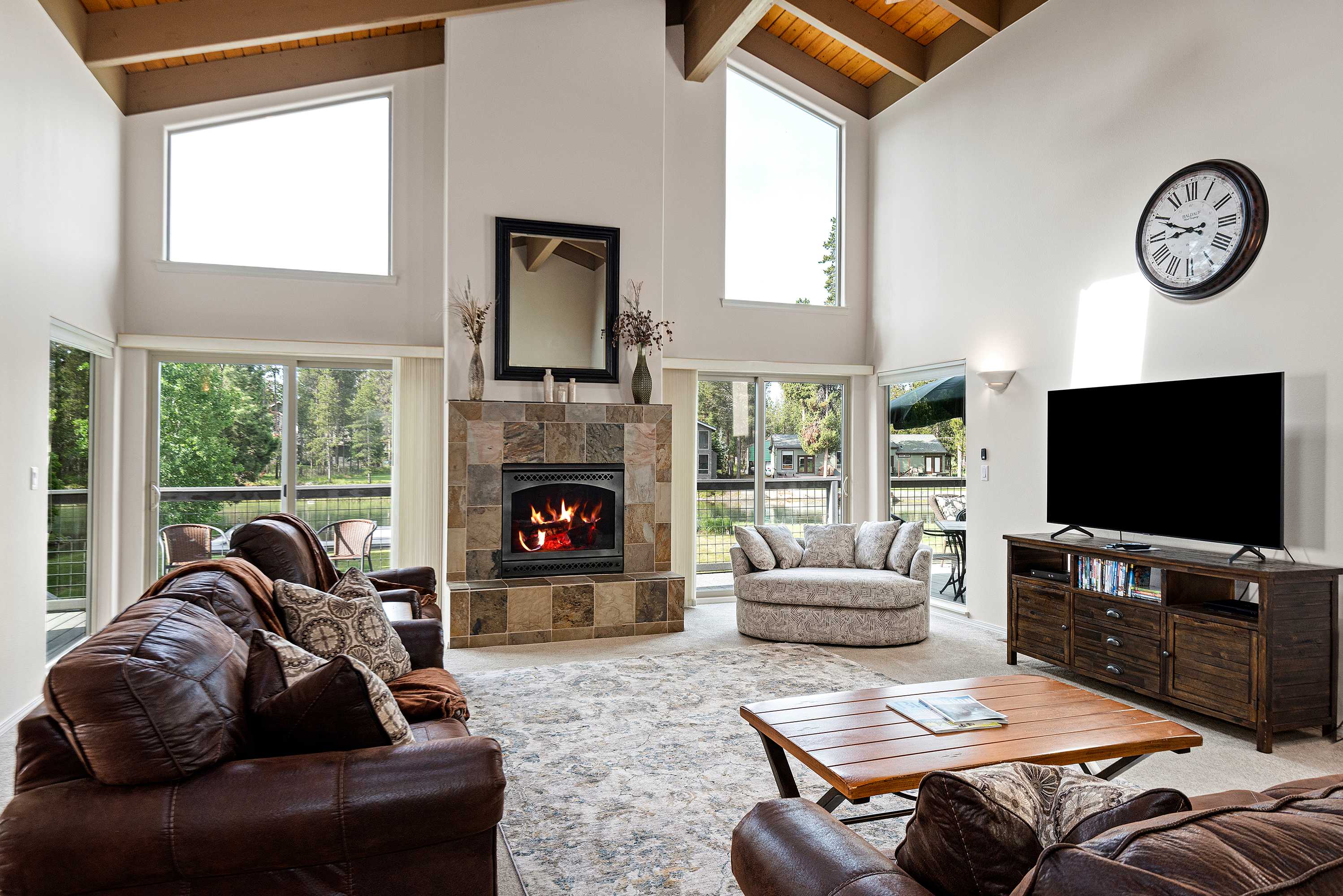 Luxury Riverfront Retreat on the Deschutes River with Hot Tub