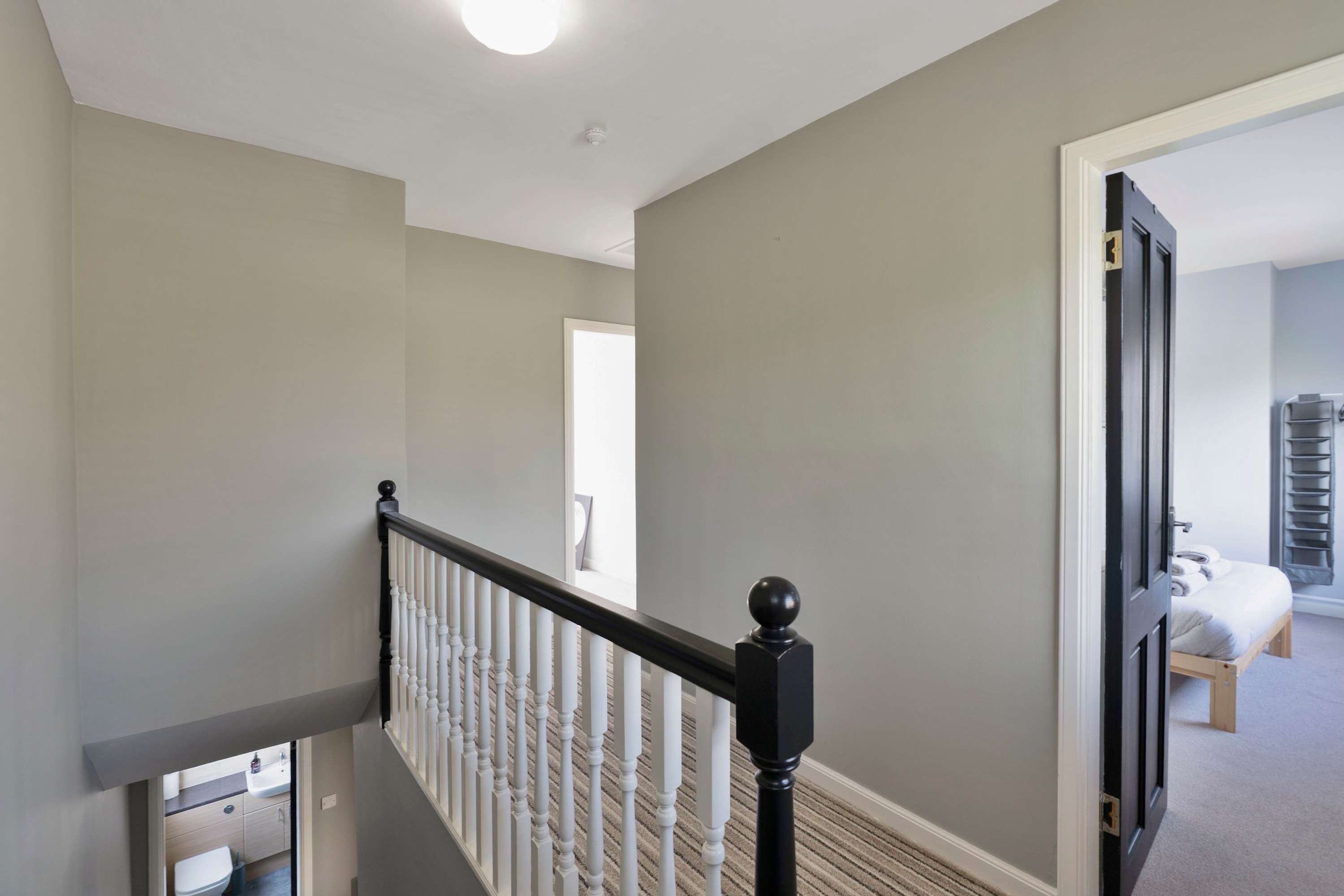 3 Bed - Nr Edinburgh - Free Parking -Garden -Wi-Fi in Wardlaw Way 110 KY12 9QL - Property image 12 - VivreStays
