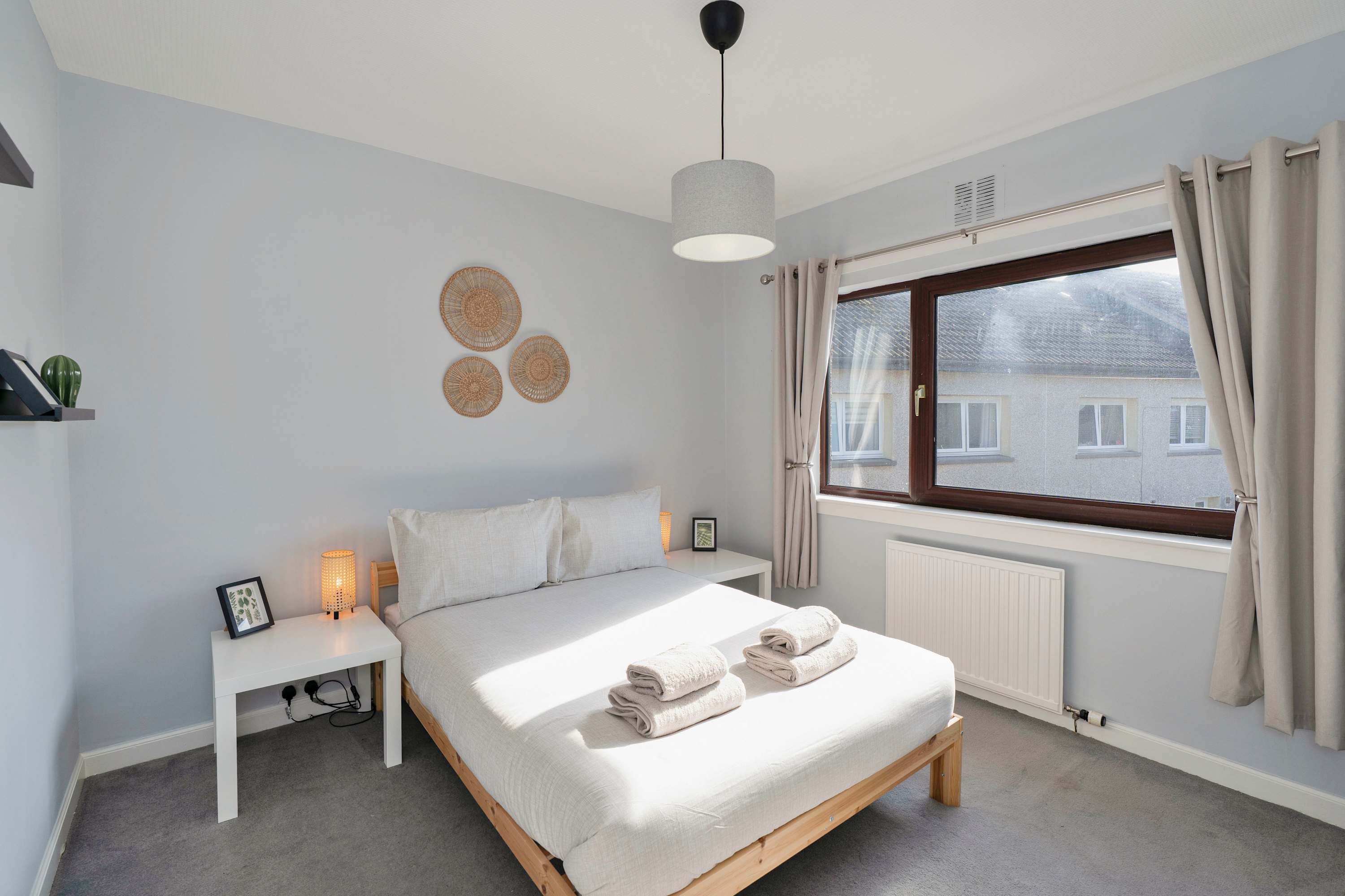 3 Bed - Nr Edinburgh - Free Parking -Garden -Wi-Fi in Wardlaw Way 110 KY12 9QL - Property image 10 - VivreStays