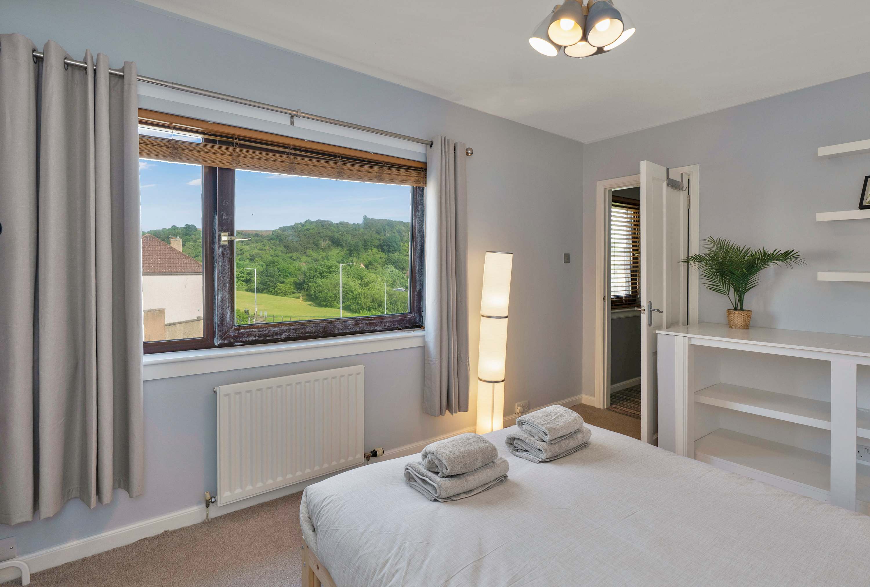 3 Bed - Nr Edinburgh - Free Parking -Garden -Wi-Fi in Wardlaw Way 110 KY12 9QL - Property image 15 - VivreStays