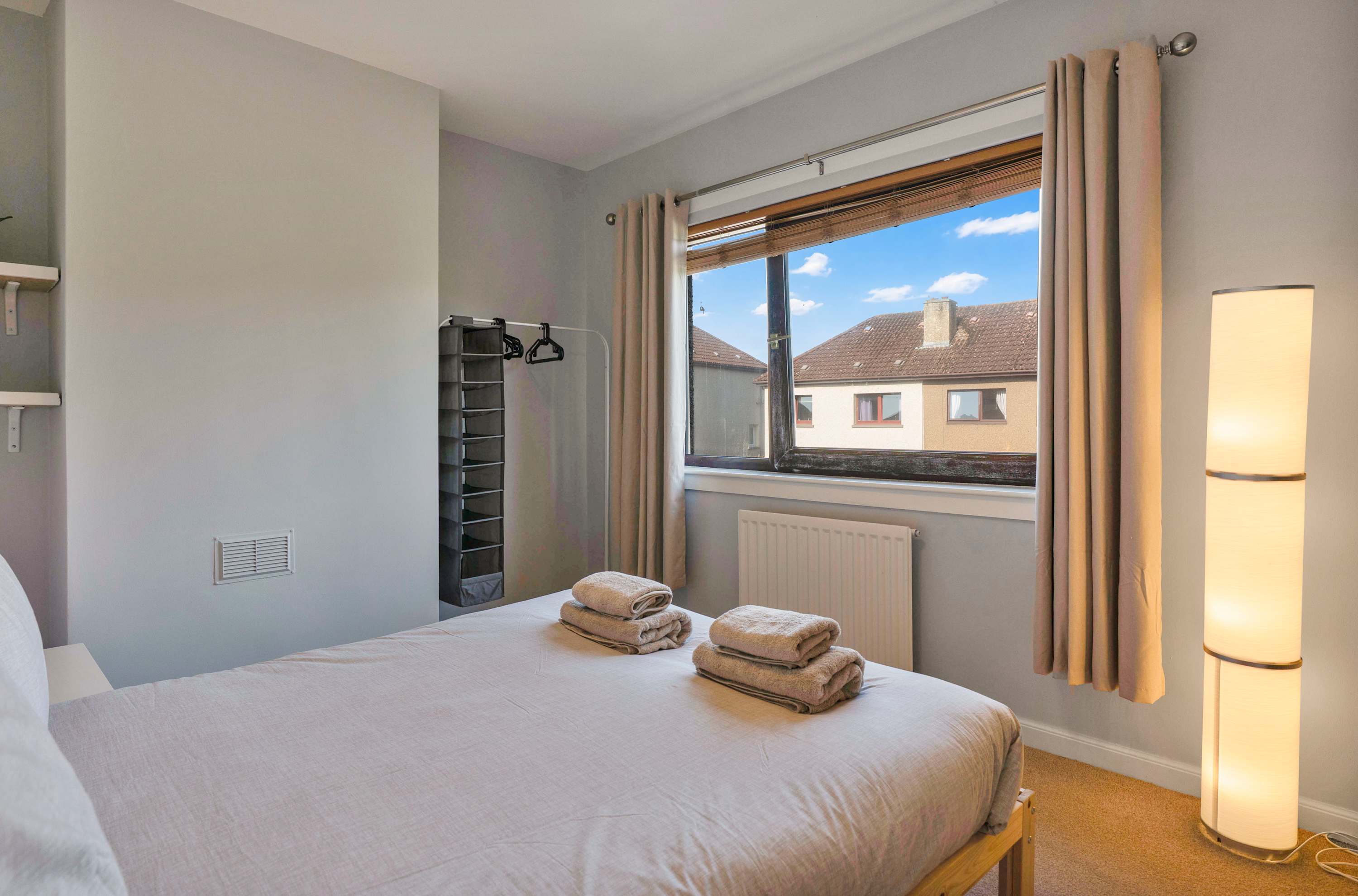 3 Bed - Nr Edinburgh - Free Parking -Garden -Wi-Fi in Wardlaw Way 110 KY12 9QL - Property image 11 - VivreStays