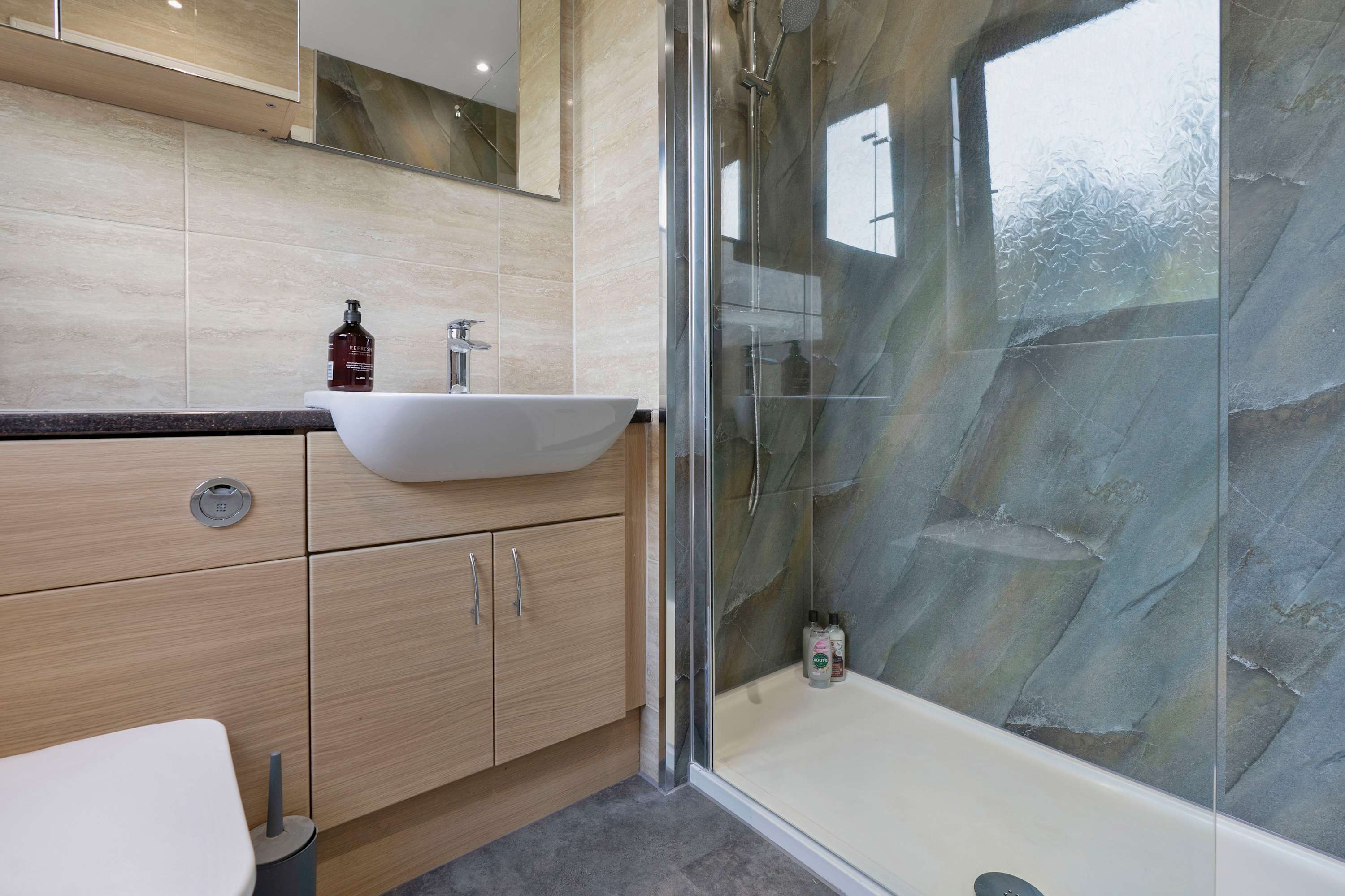 3 Bed - Nr Edinburgh - Free Parking -Garden -Wi-Fi in Wardlaw Way 110 KY12 9QL - Property image 3 - VivreStays