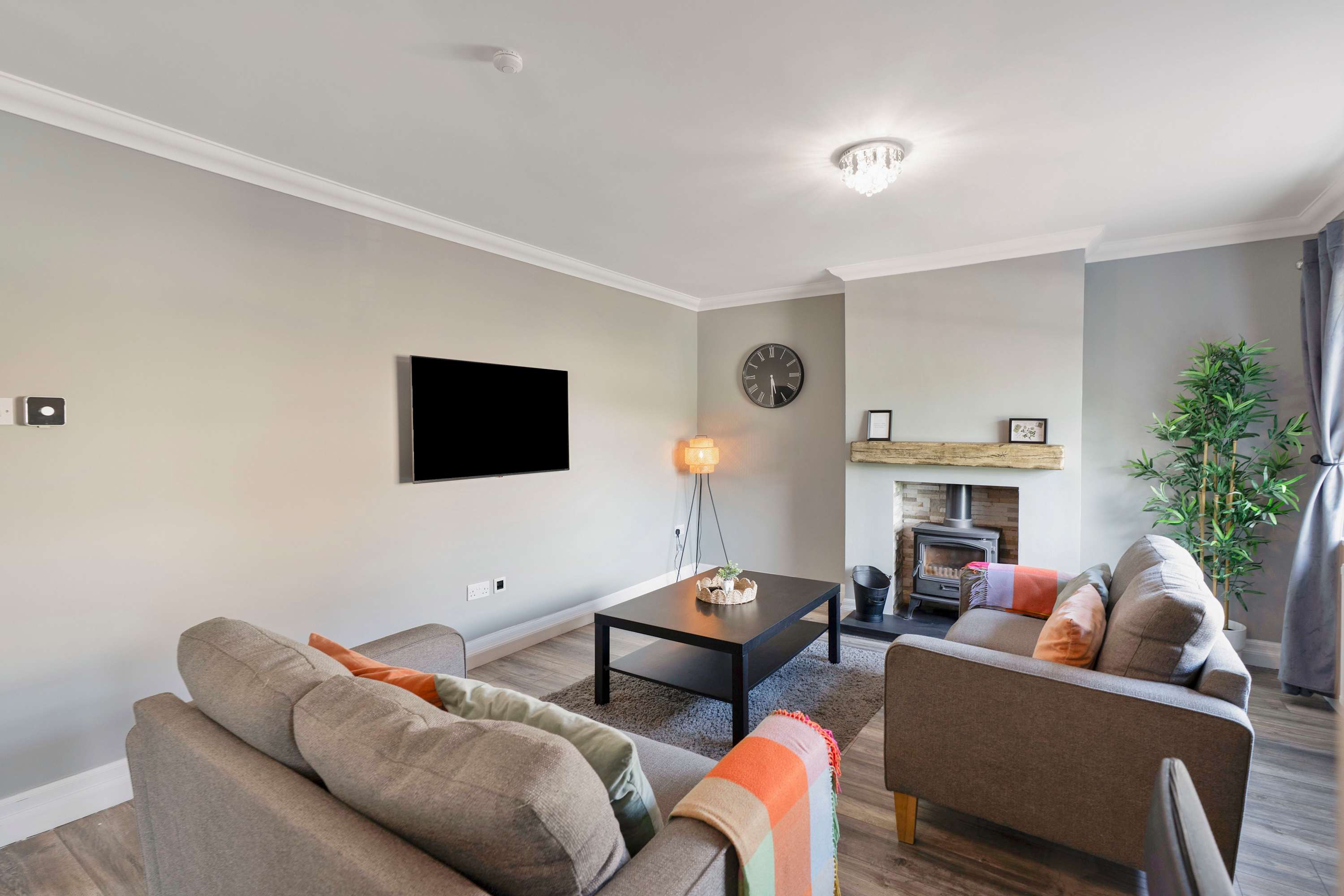 3 Bed - Nr Edinburgh - Free Parking -Garden -Wi-Fi serviced apartment - Oakley - VivreStays