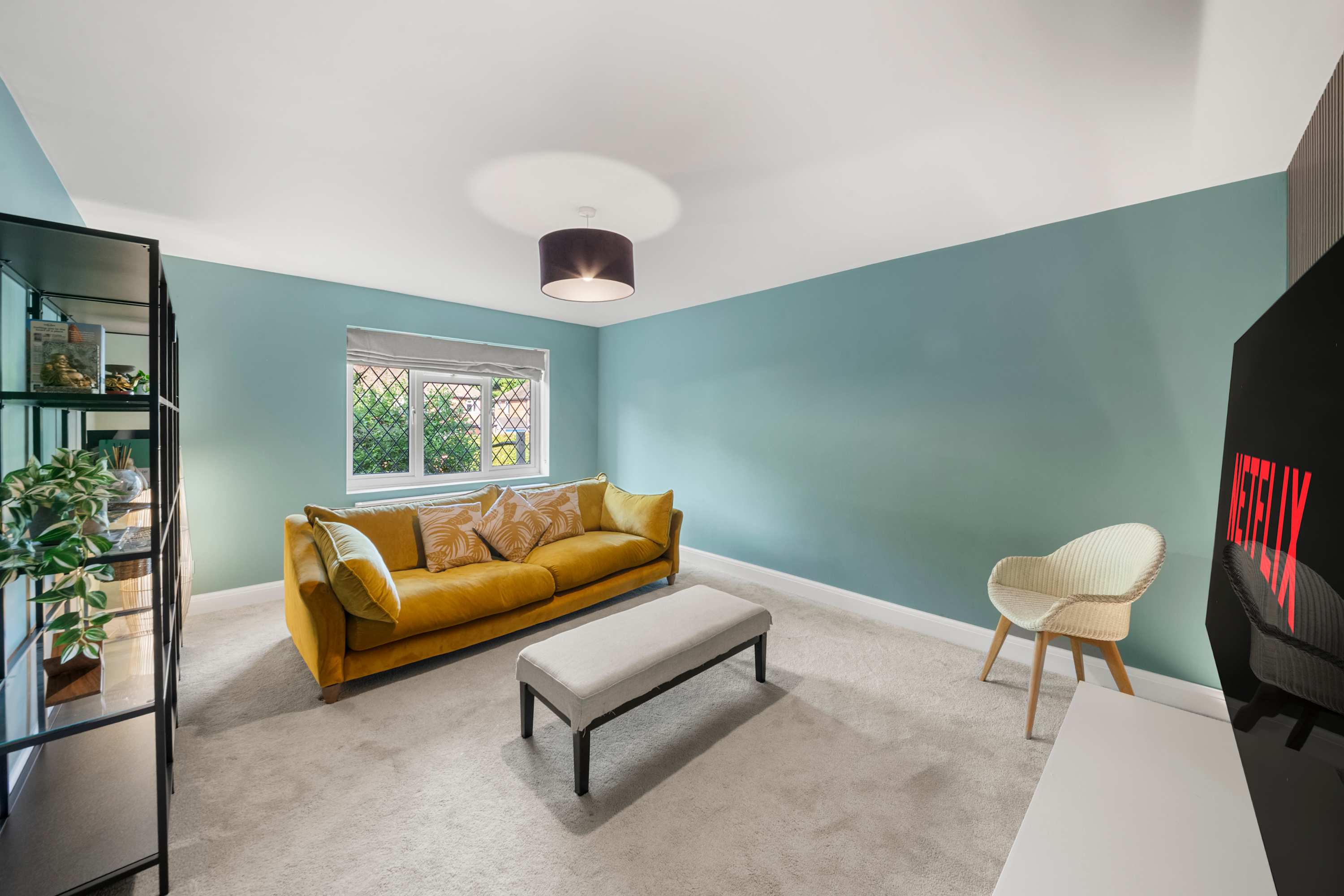 4 Bed House in Coulsdon, by ARP Homes, Driveway & Big Garden, Perfect for Families and Insurance Stays in 160 Caterham Drive CR5 1JL - Property image 2 - VivreStays