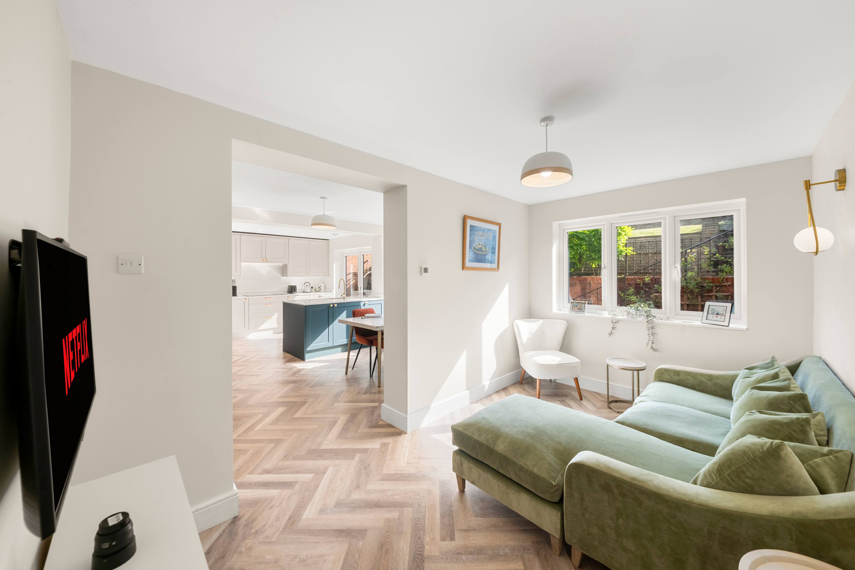 4 Bed House in Coulsdon, by ARP Homes, Driveway & Big Garden, Perfect for Families and Insurance Stays in 160 Caterham Drive CR5 1JL - Property image 3 - VivreStays