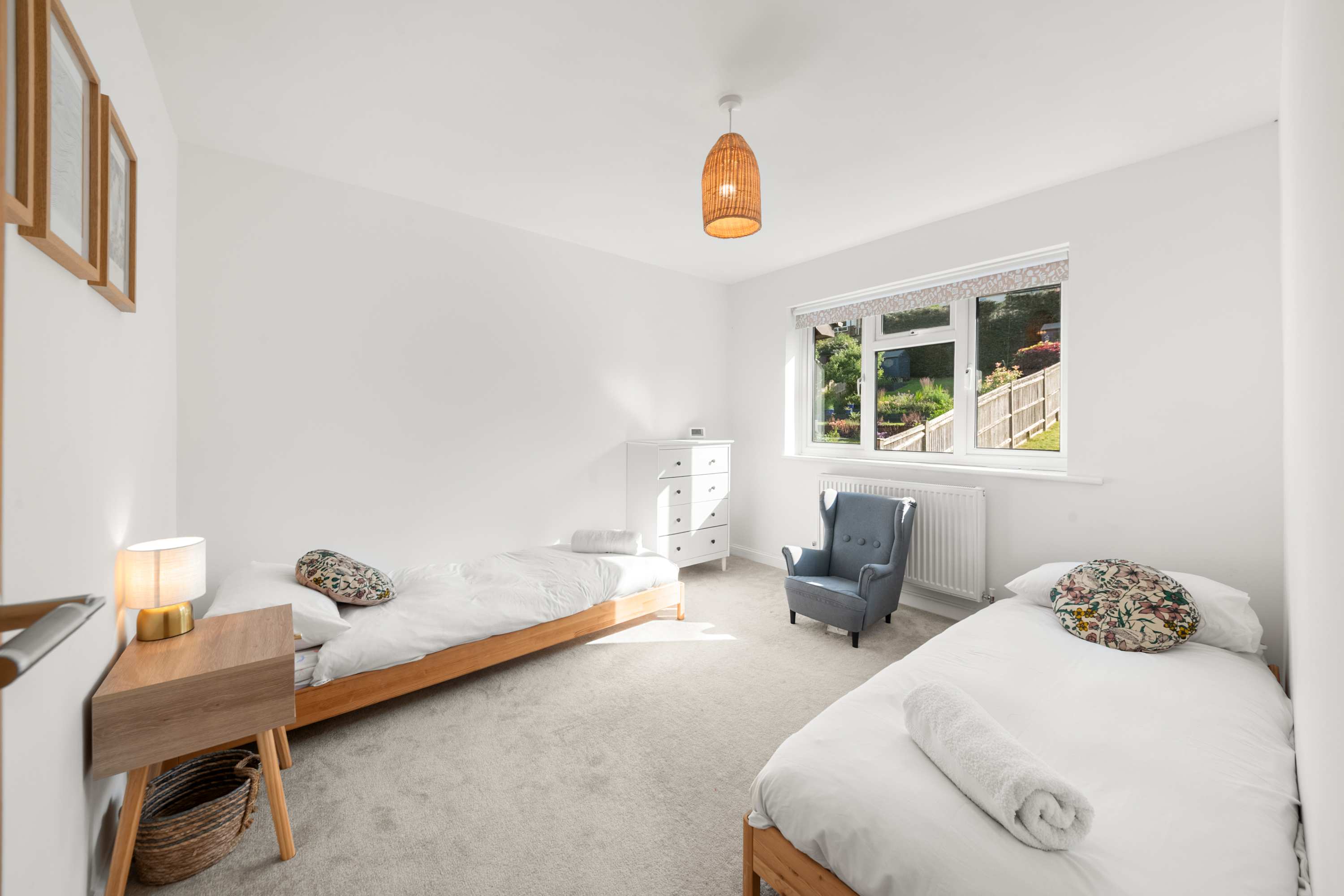 4 Bed House in Coulsdon, by ARP Homes, Driveway & Big Garden, Perfect for Families and Insurance Stays in 160 Caterham Drive CR5 1JL - Property image 8 - VivreStays
